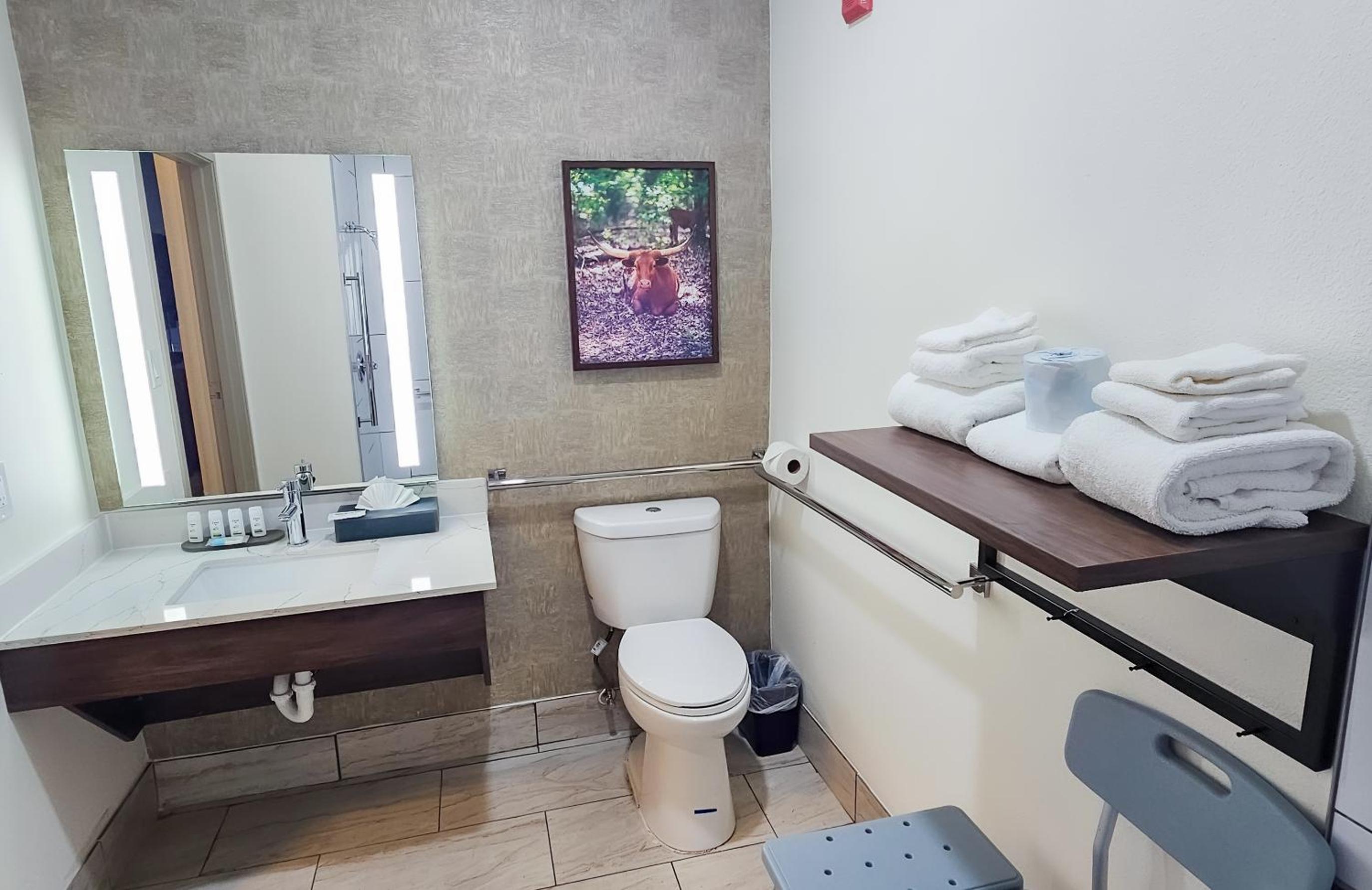 Queen Room with Two Queen Beds - Disability Access photo 2