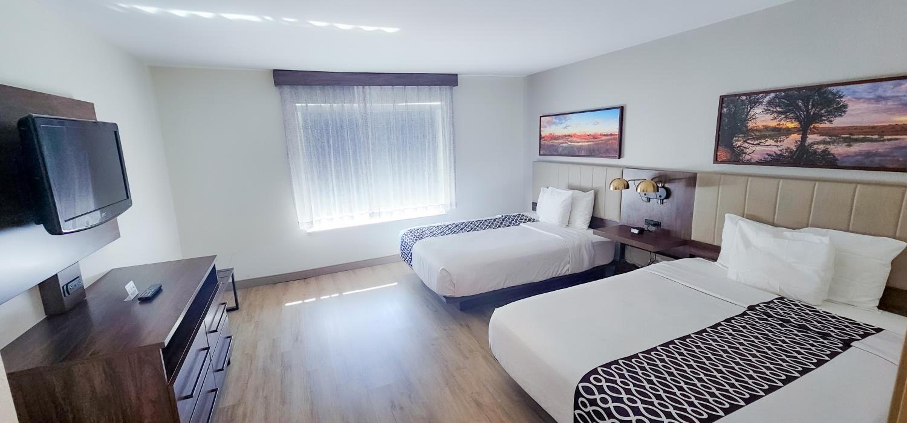 Deluxe Suite with Two Queen Beds - Mobility Access/Non-Smoking photo 3