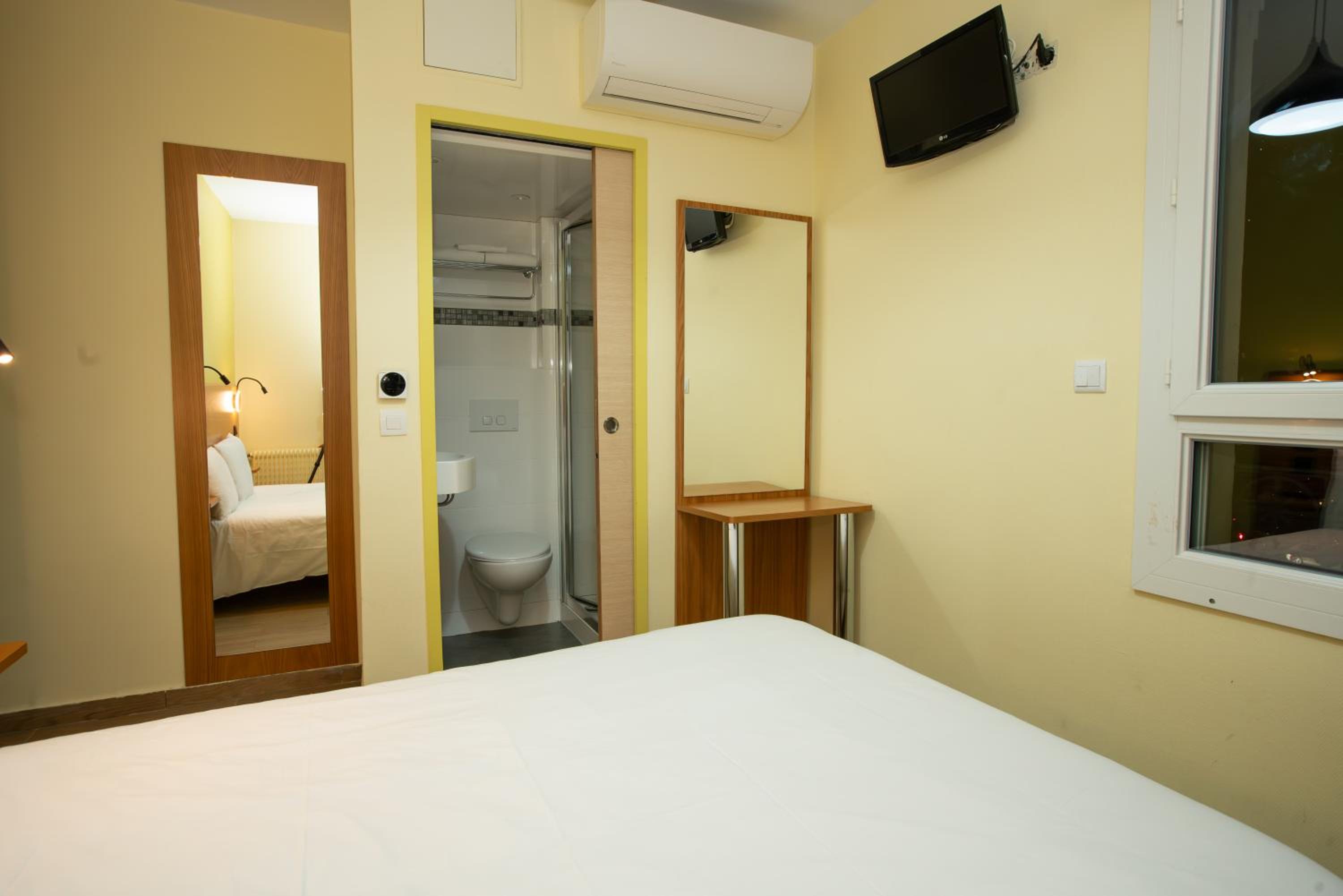 Triple Room (1 Double Bed + 1 Single Bed) photo 3