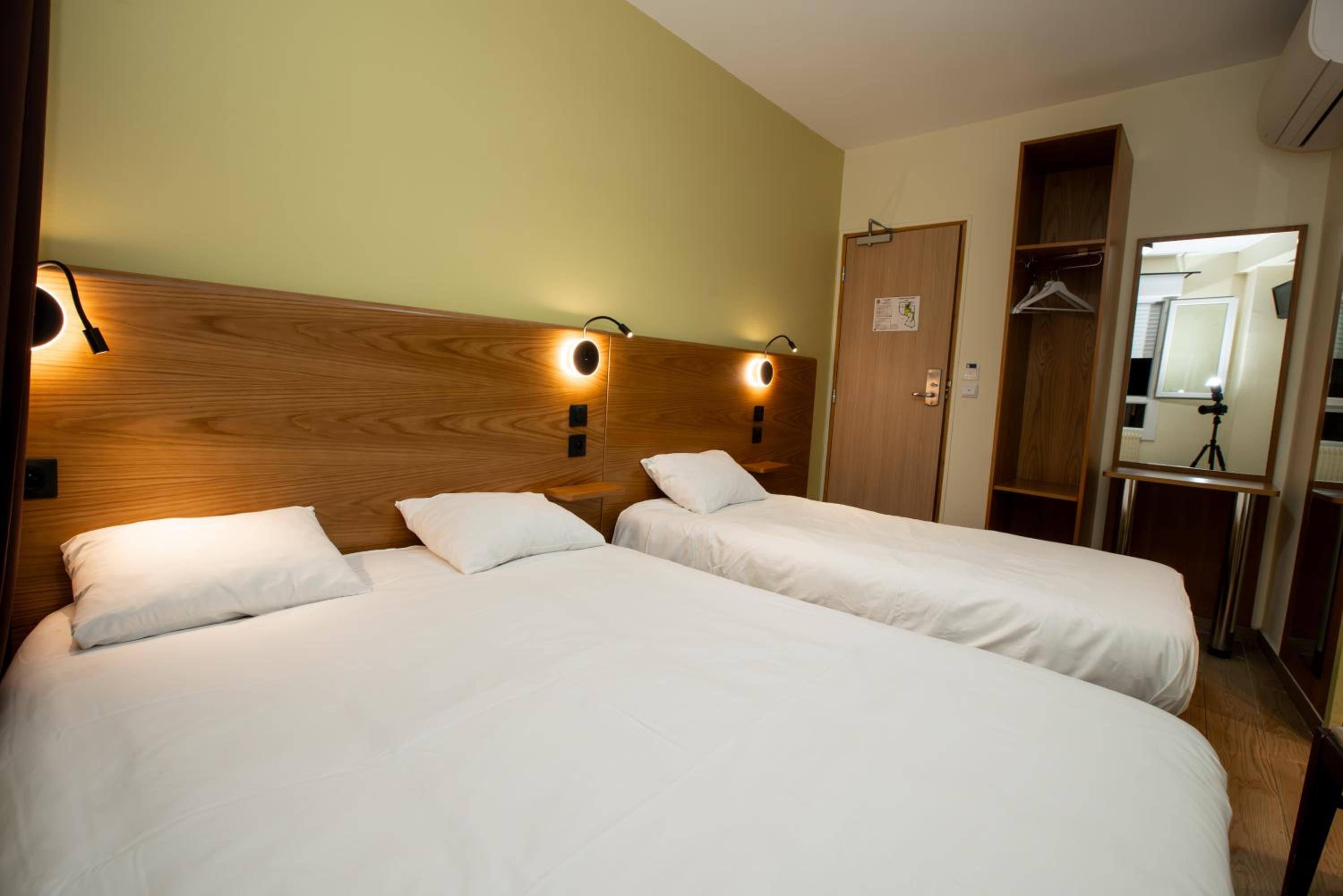 Triple Room (1 Double Bed + 1 Single Bed) photo 1