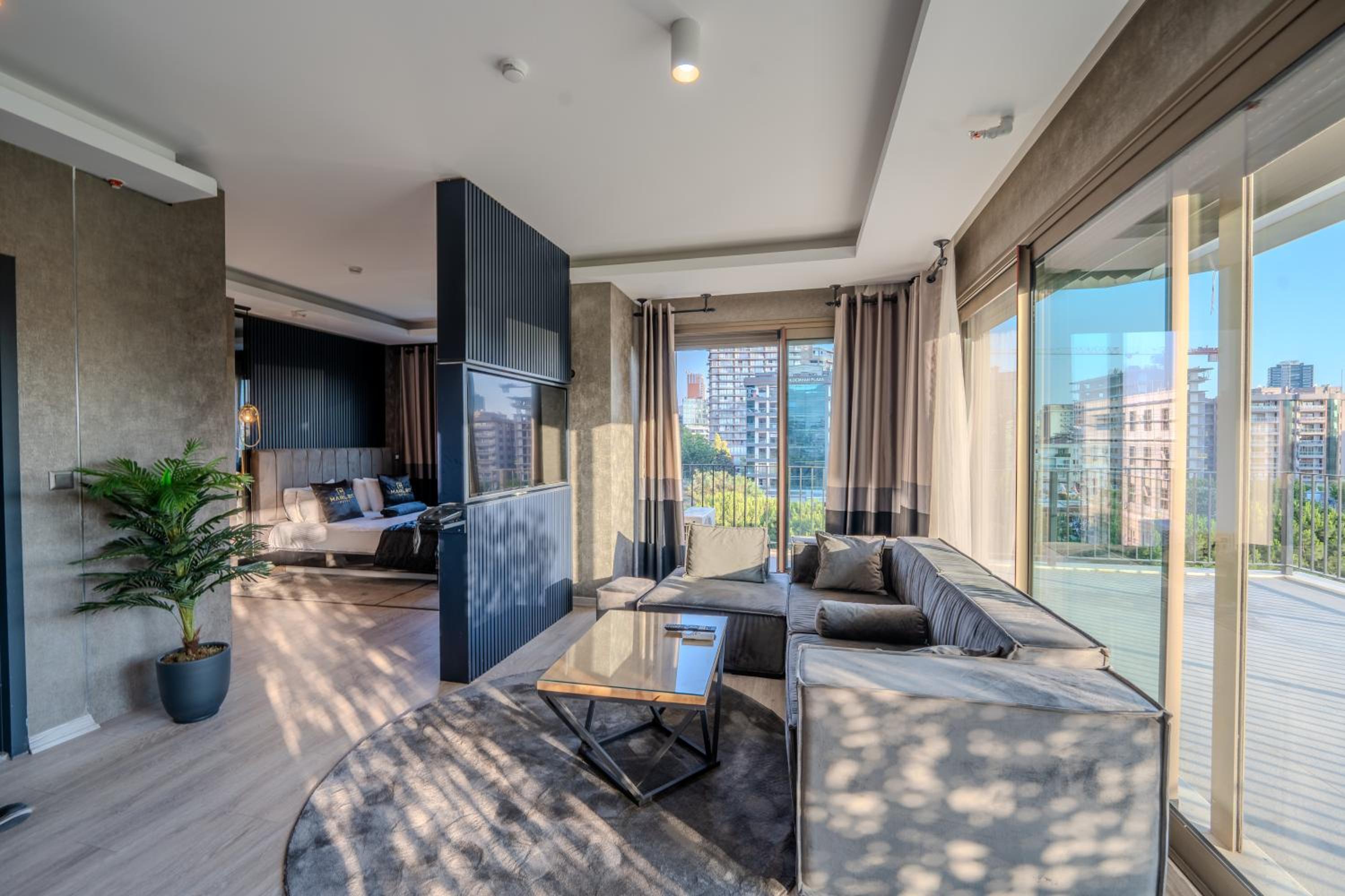 Deluxe Suite - Photo 1