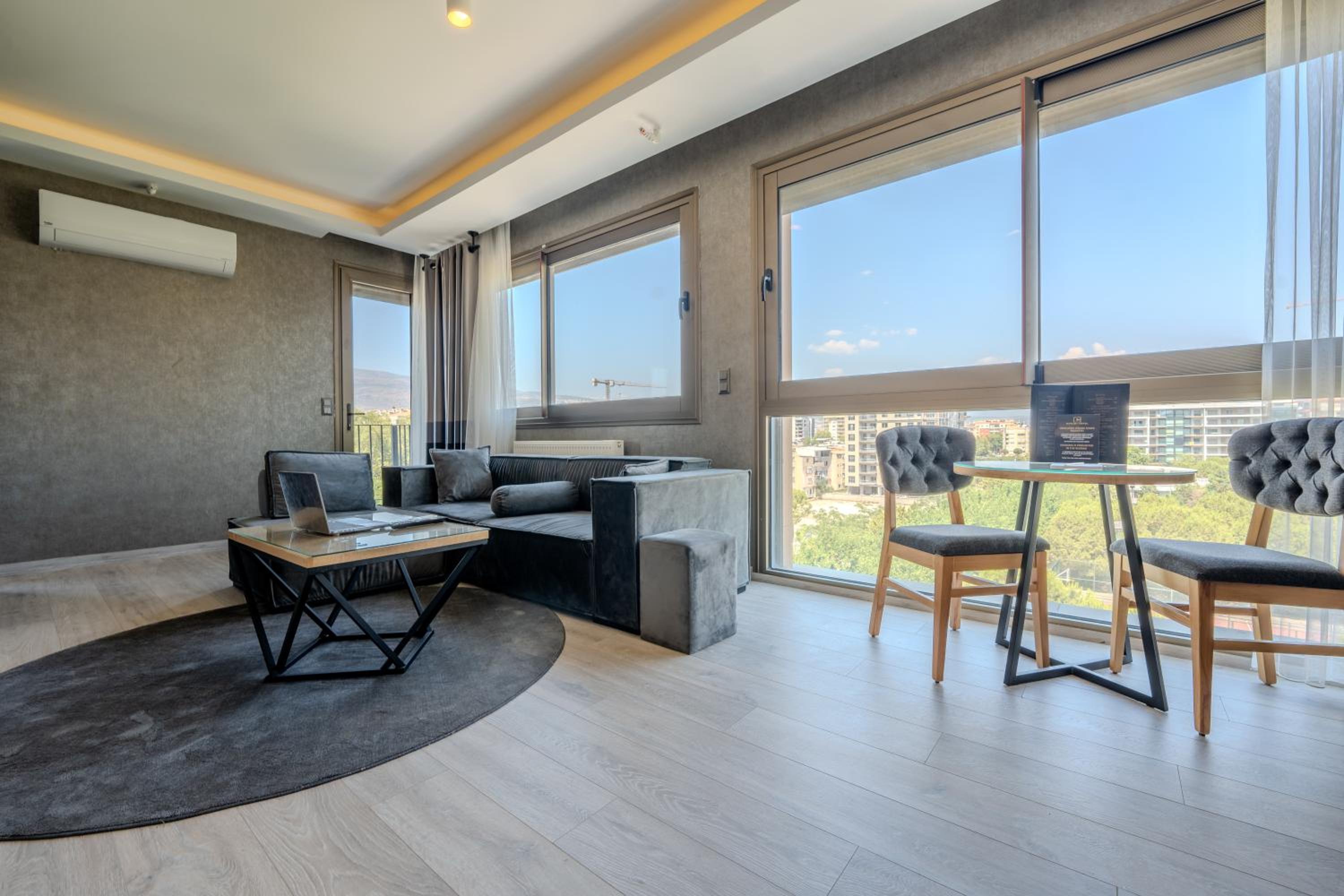 Suite - Photo 3