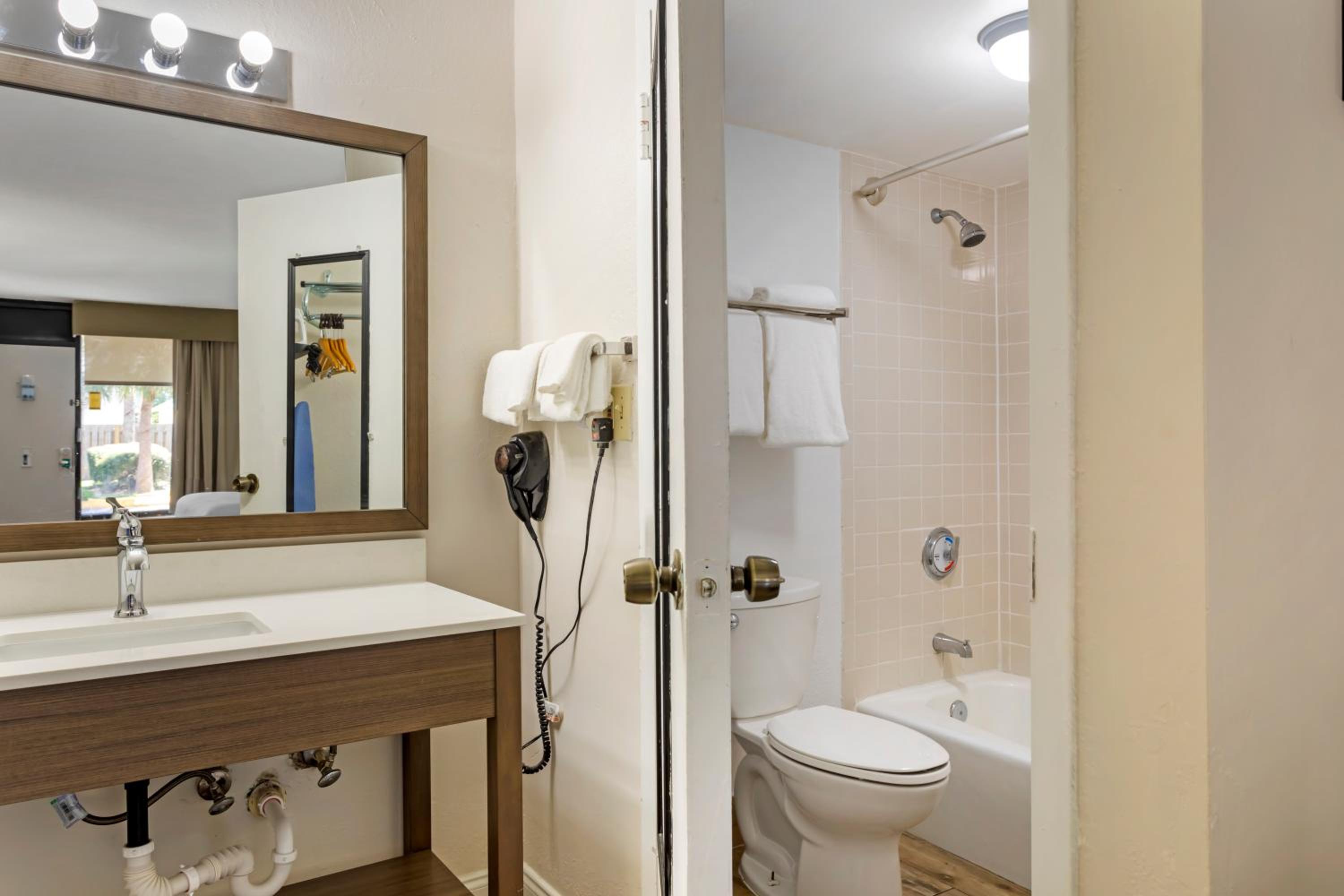Double Room with Two Double Beds - Non-Smoking - Photo 12