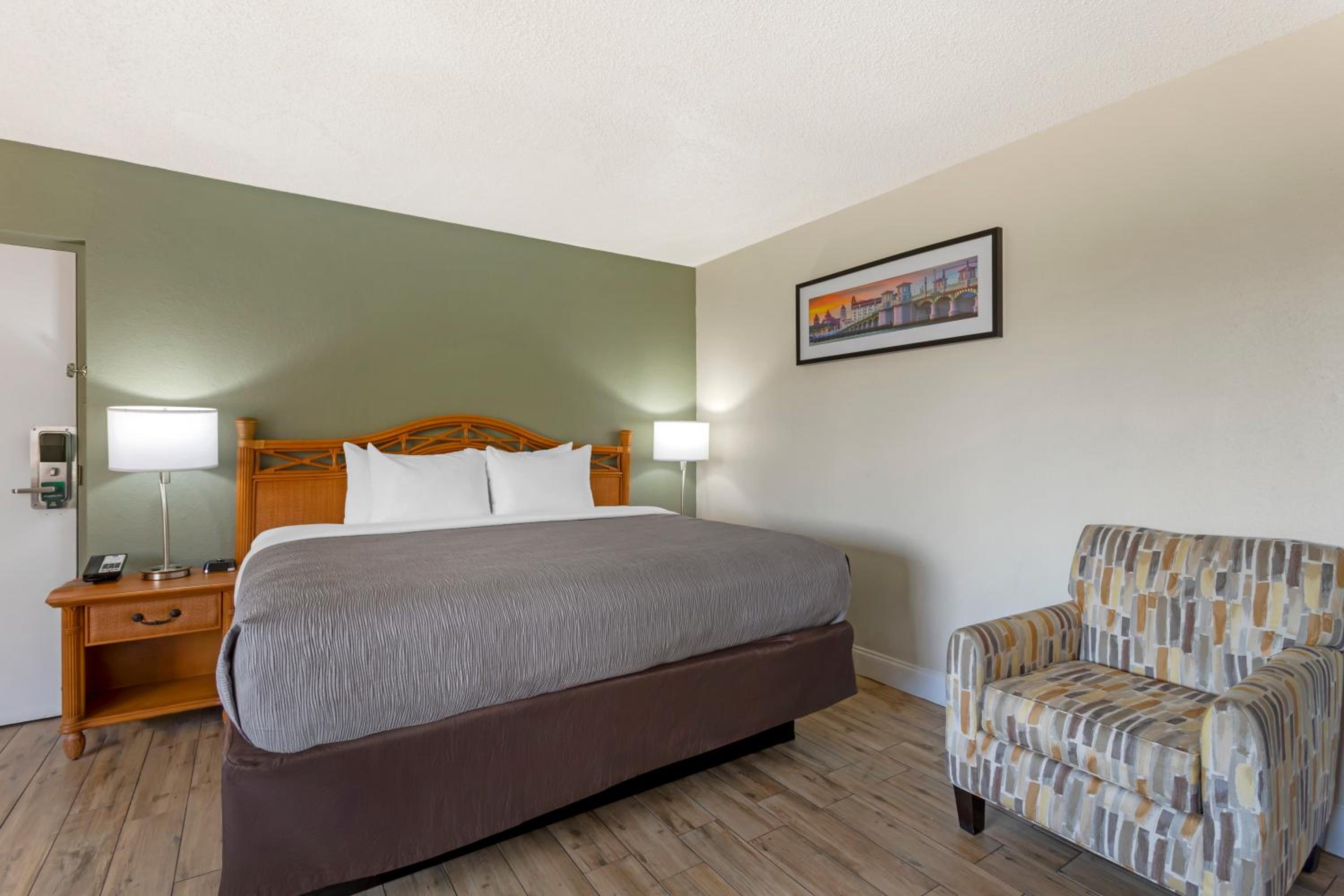 King Room - Non-Smoking - Photo 1