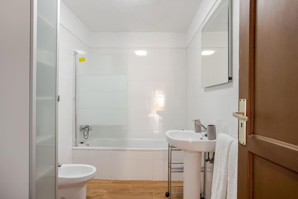 Four-Bedroom House photo 2