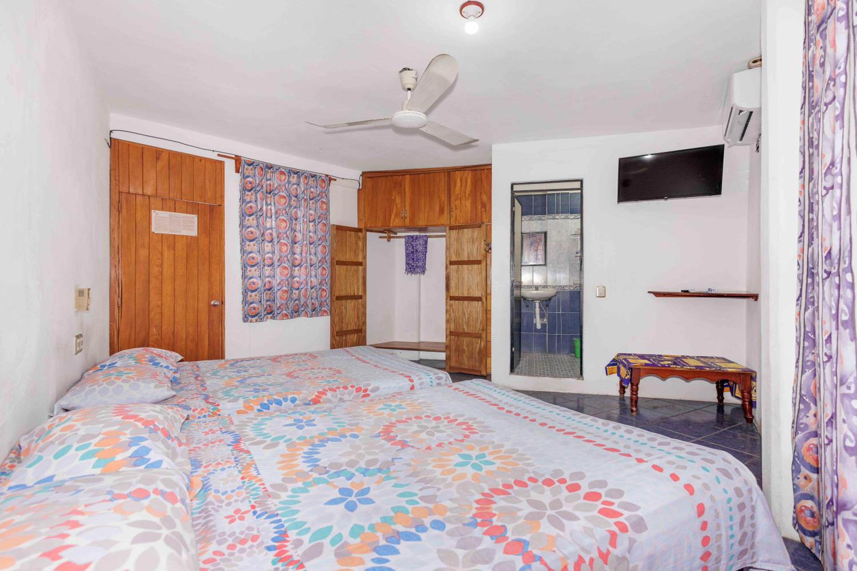 Twin Room with Pool View - Photo 35