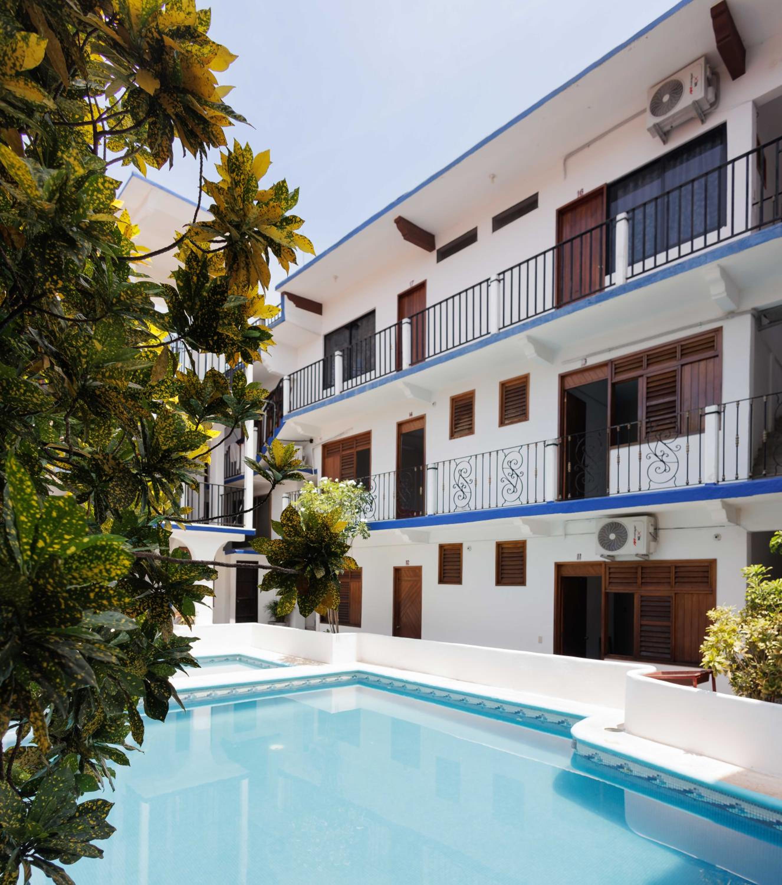 Twin Room with Pool View - Photo 30