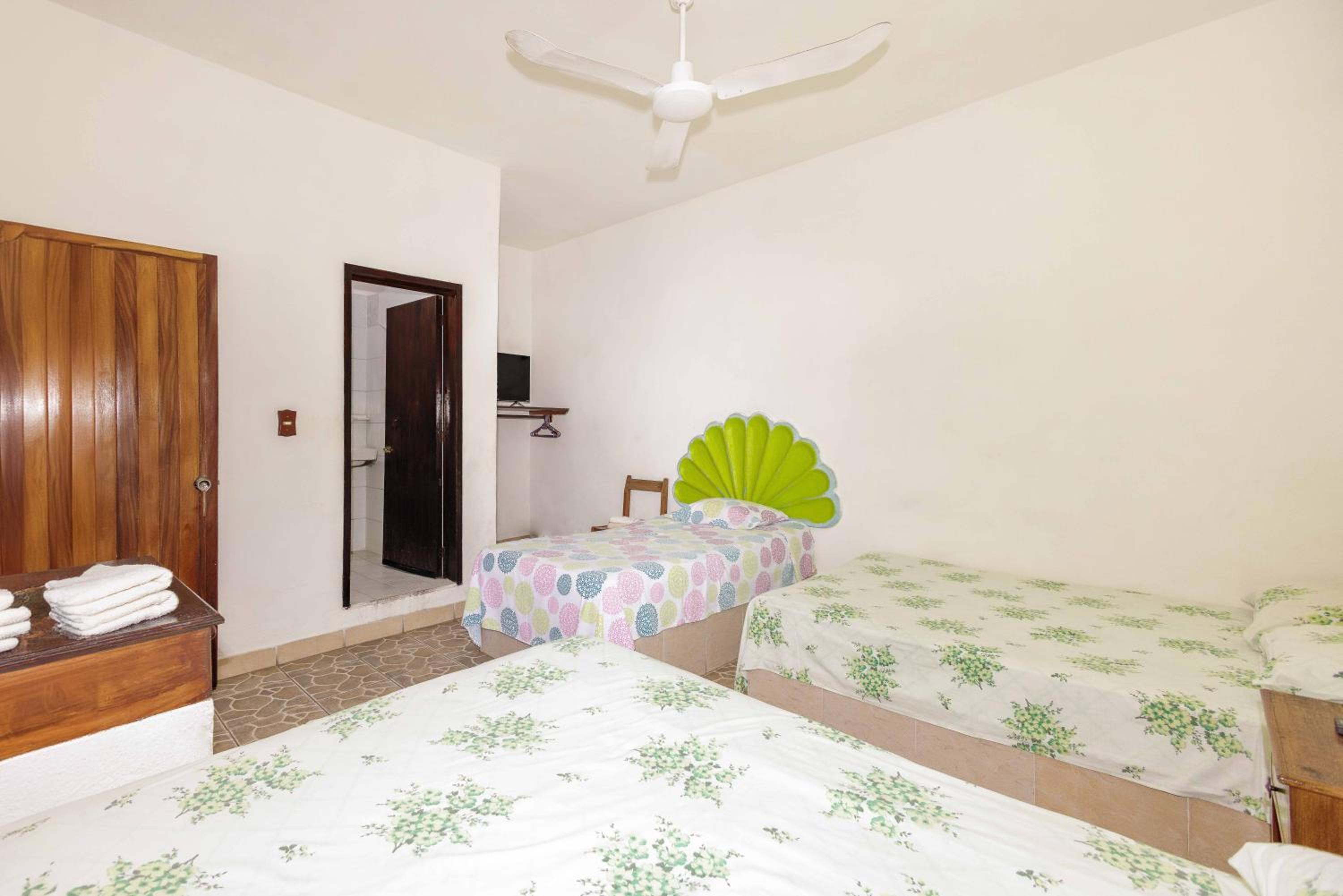 Twin Room with Pool View - Photo 26