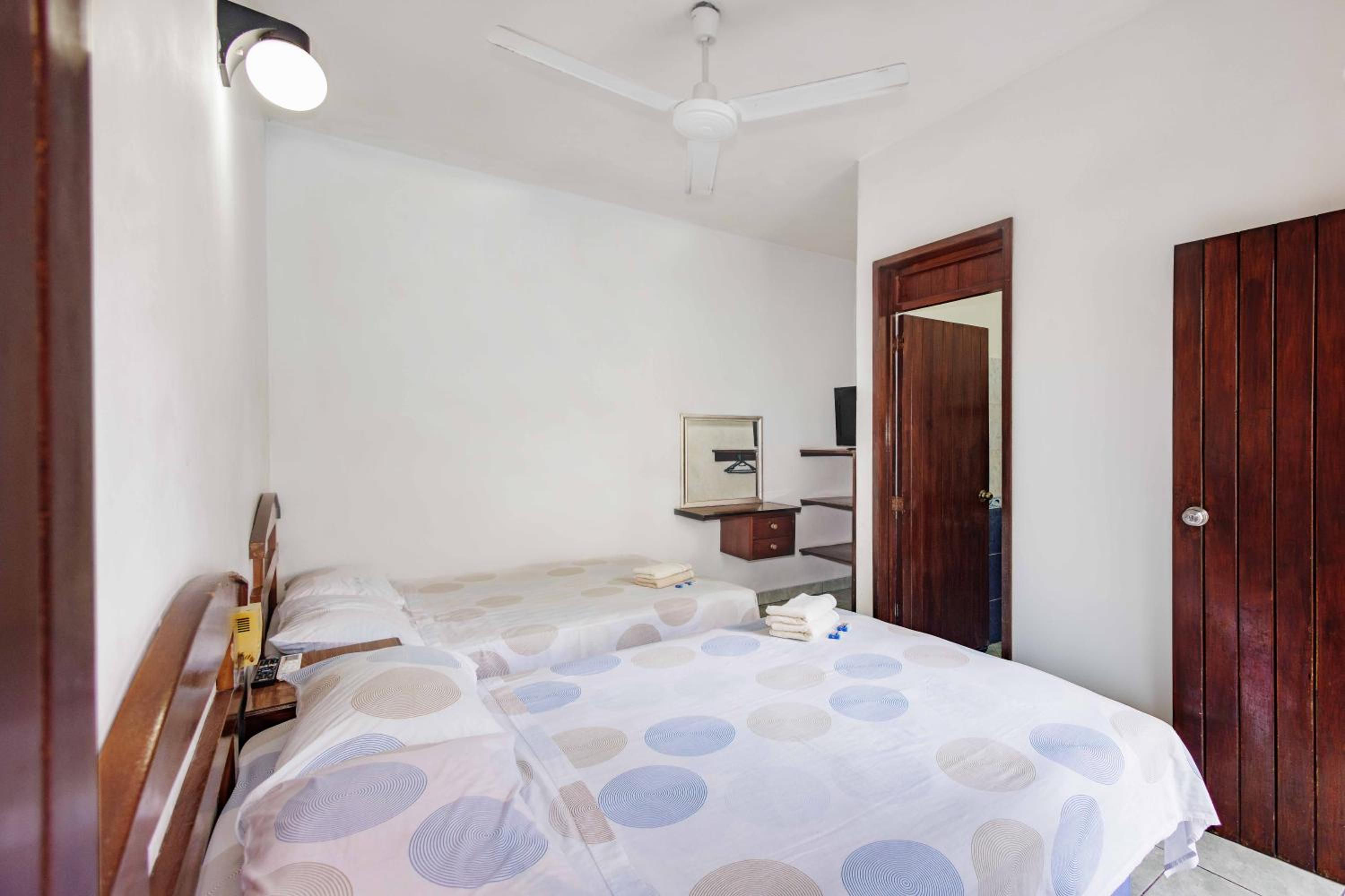 Twin Room with Pool View - Photo 16