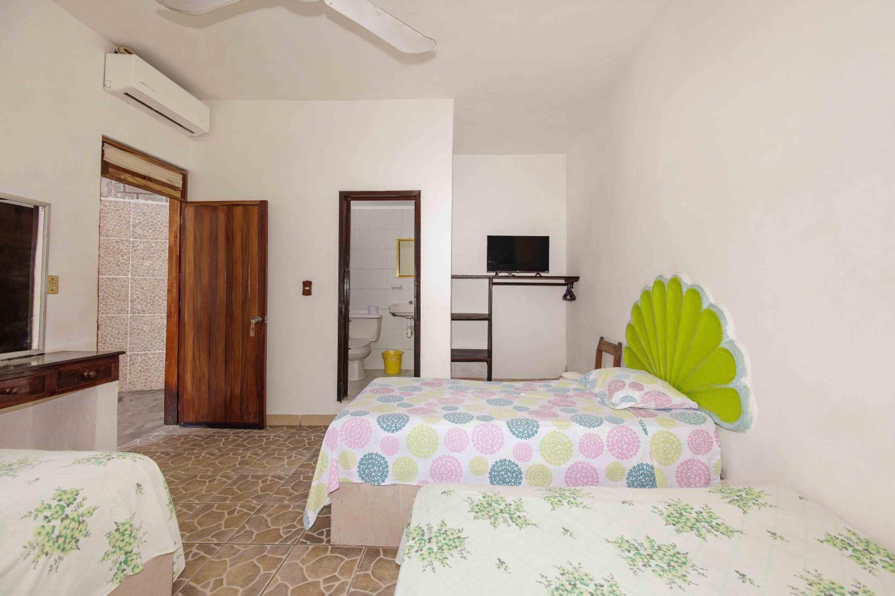 Twin Room with Pool View - Photo 11