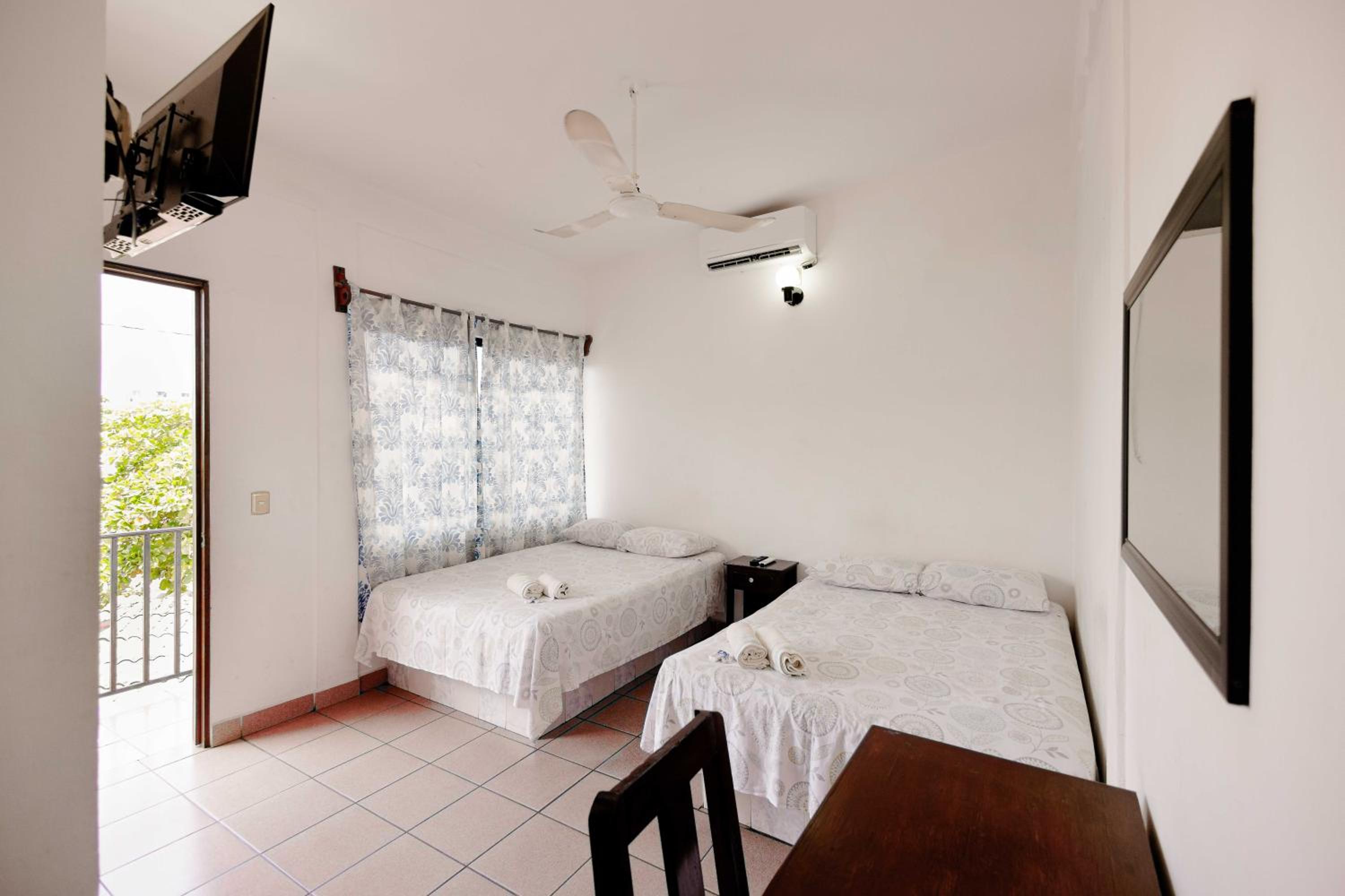 Twin Room with Pool View - Photo 10
