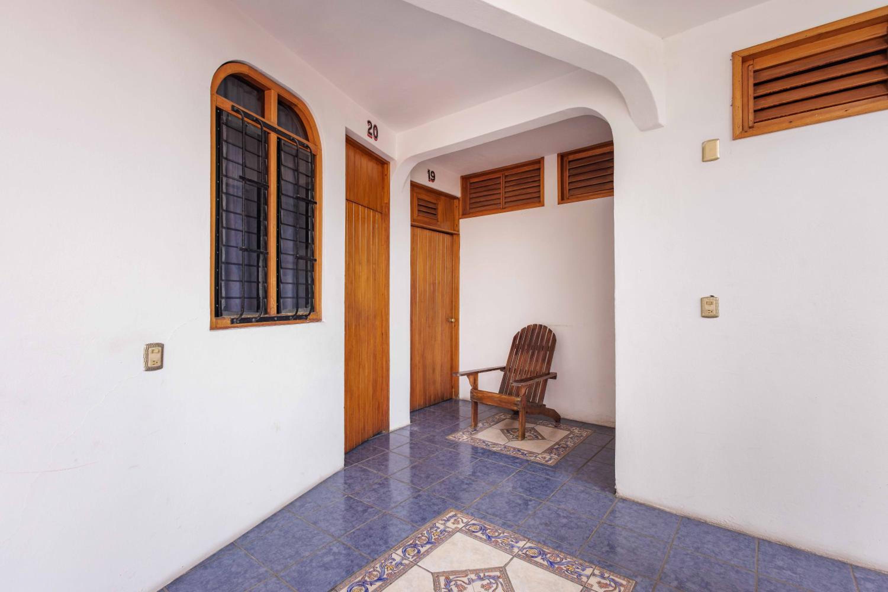 Twin Room with Pool View - Photo 8