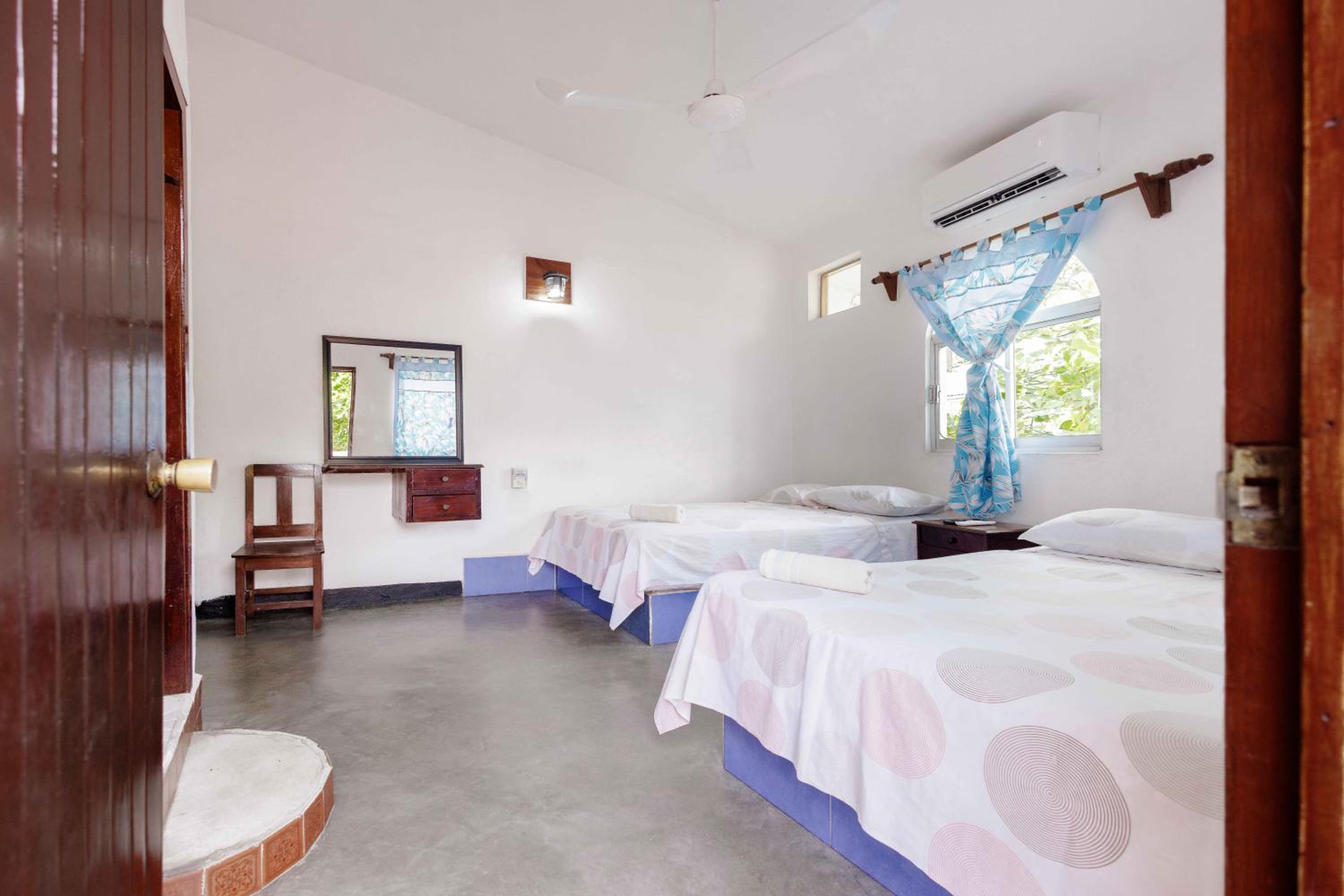 Twin Room with Pool View - Photo 60