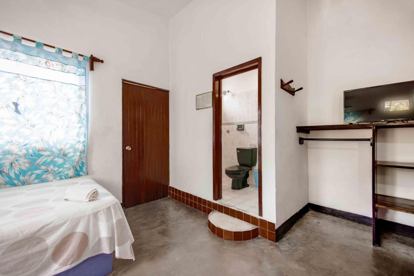 Twin Room with Pool View - Photo 44