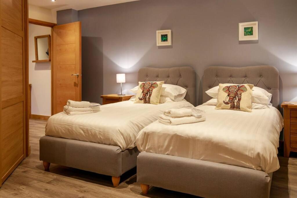 Five-Bedroom House photo 1