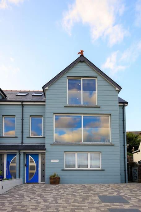 Five-Bedroom House photo 2