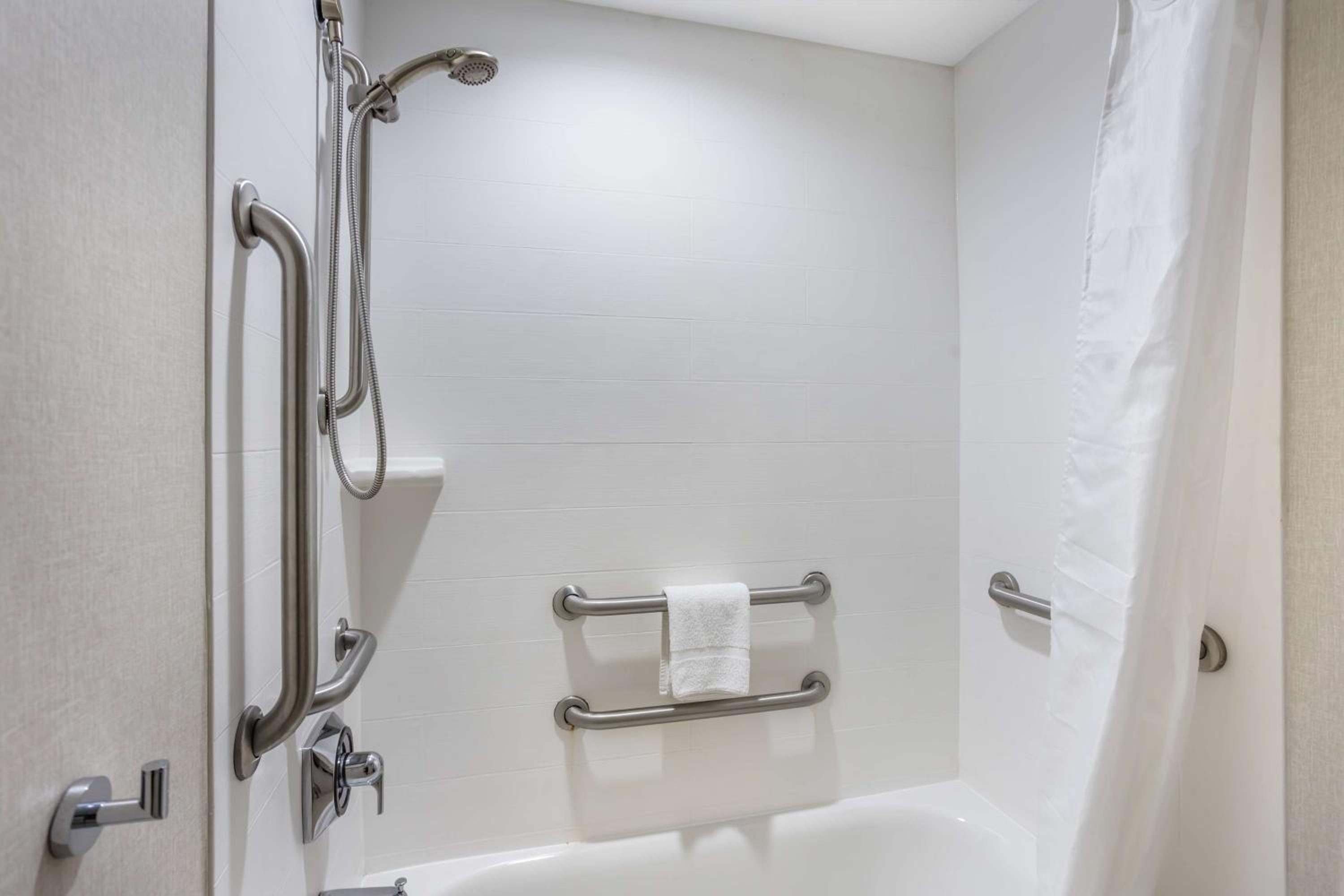 Queen Suite with Two Queen Beds and Bath Tub - Disability Access - Photo 4