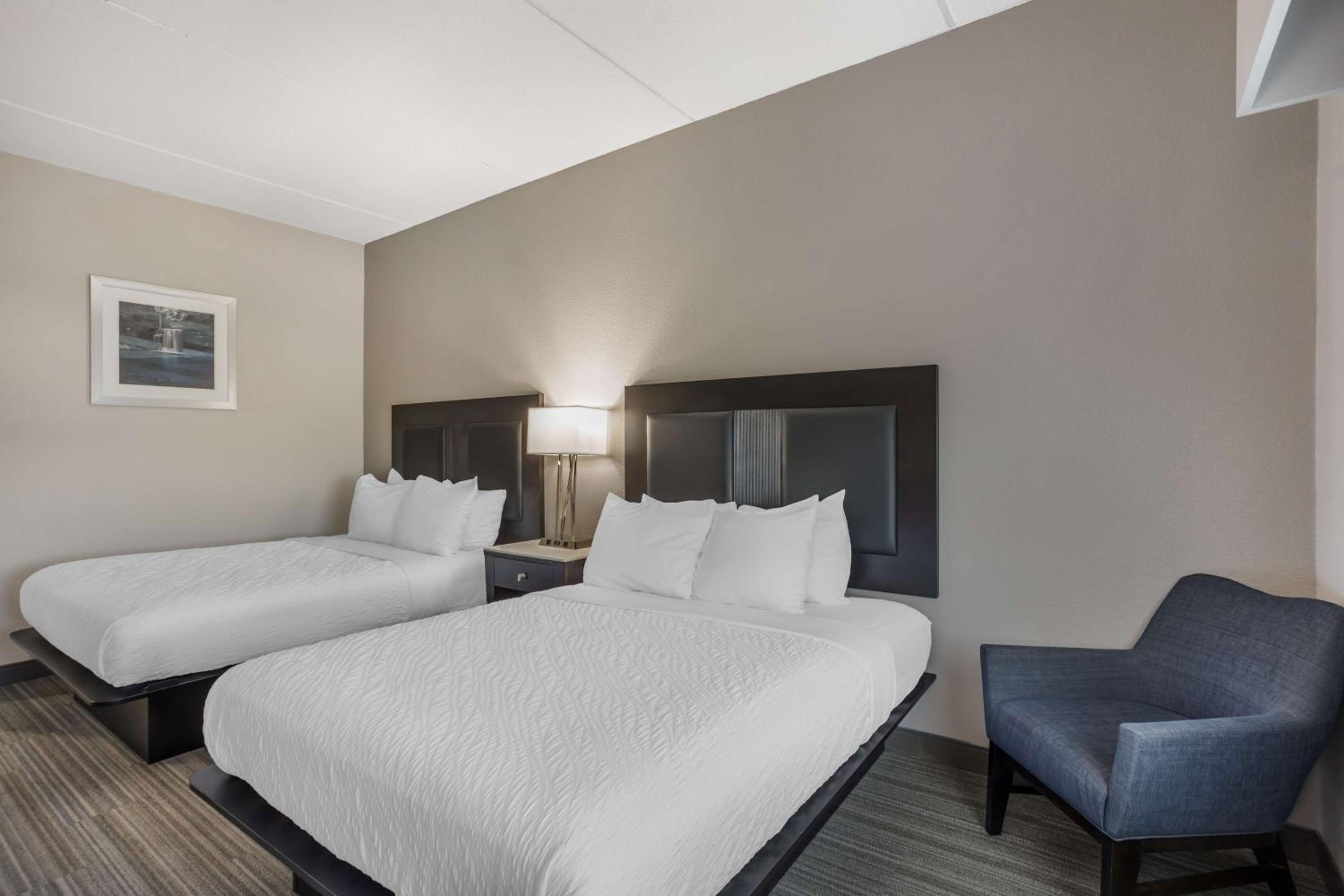 Queen Room with Two Queen Beds - Non-Smoking - Photo 7