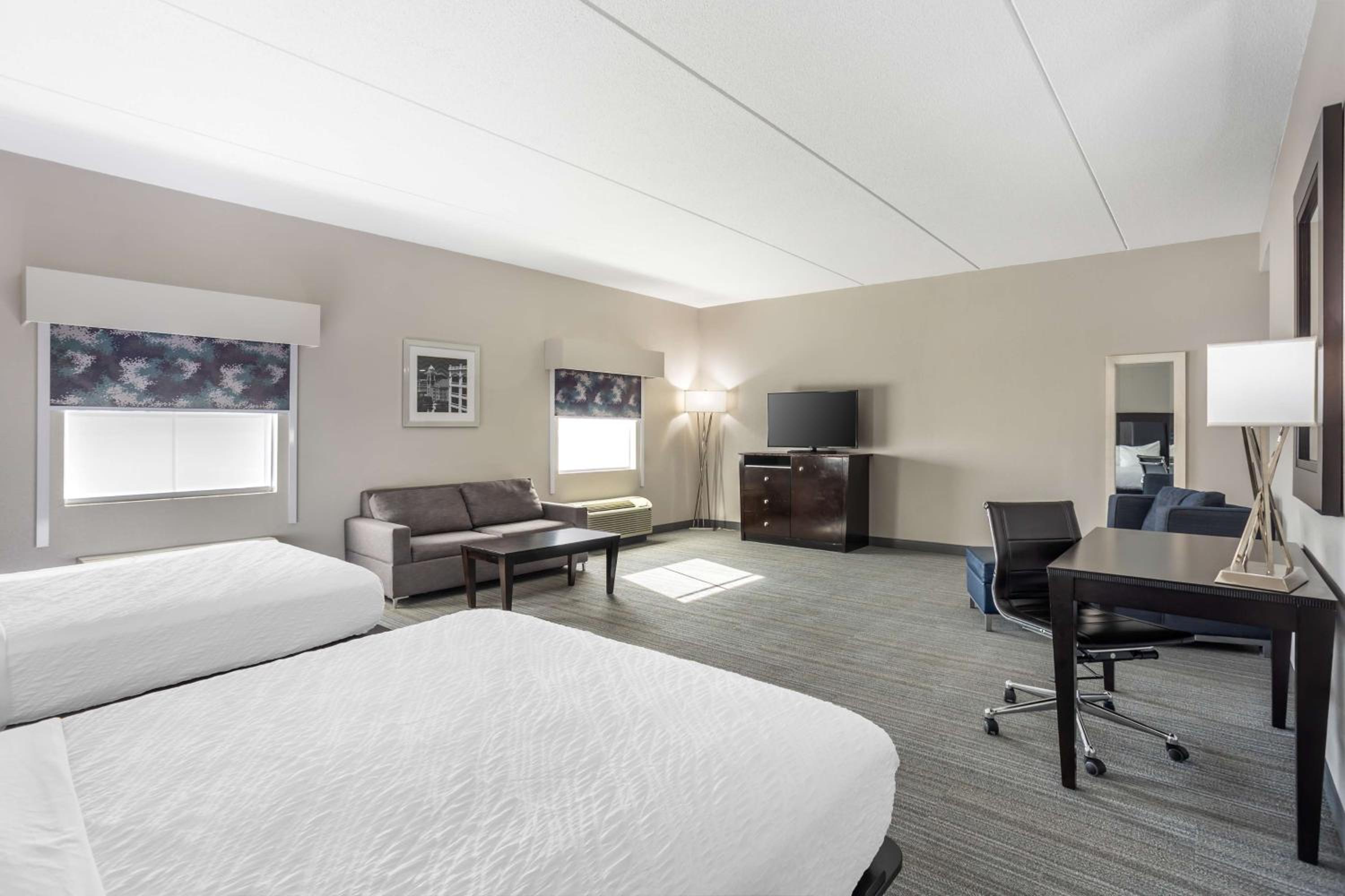 Queen Suite with Two Queen Beds and Bath Tub - Disability Access - Photo 3