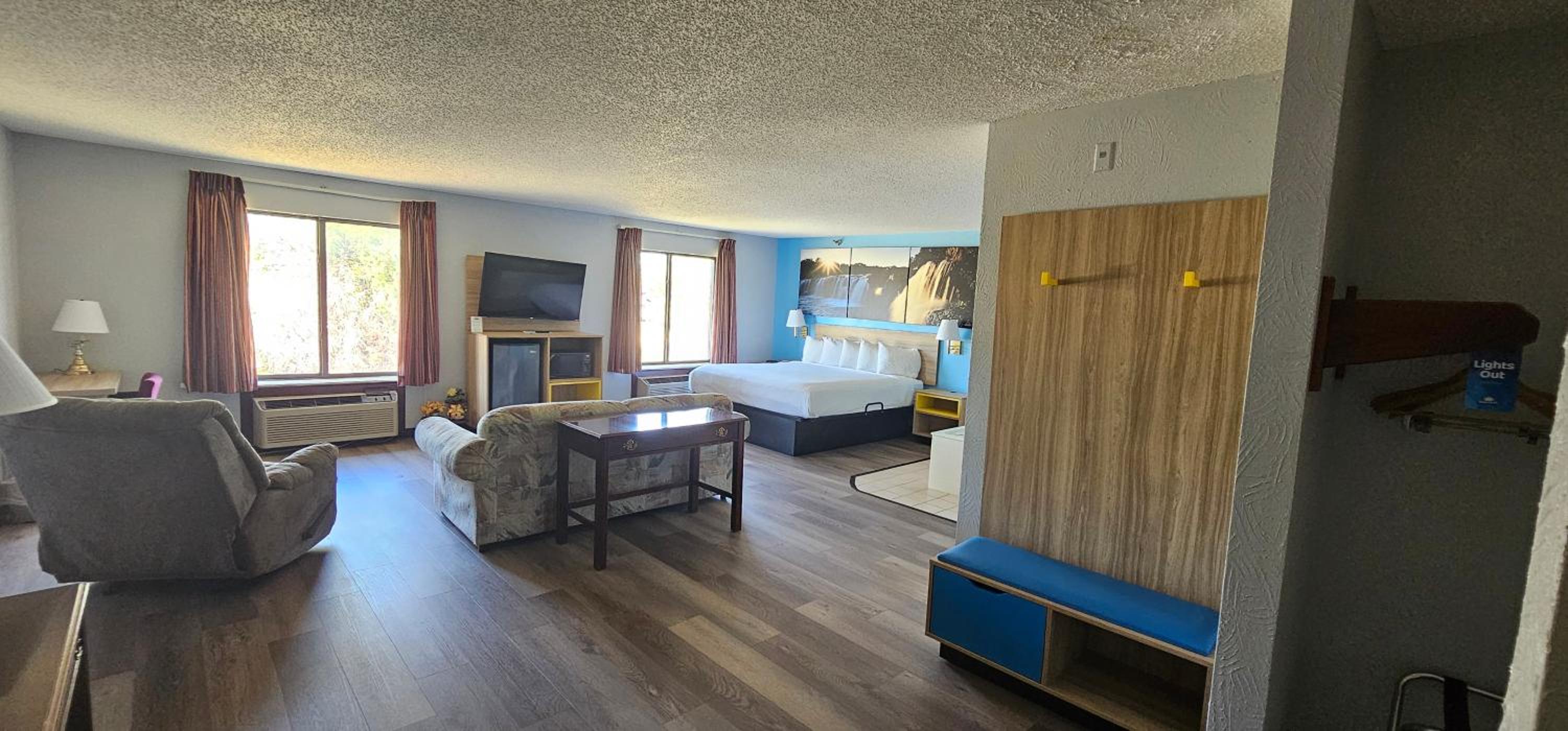 King Suite - Non-Smoking - Photo 3