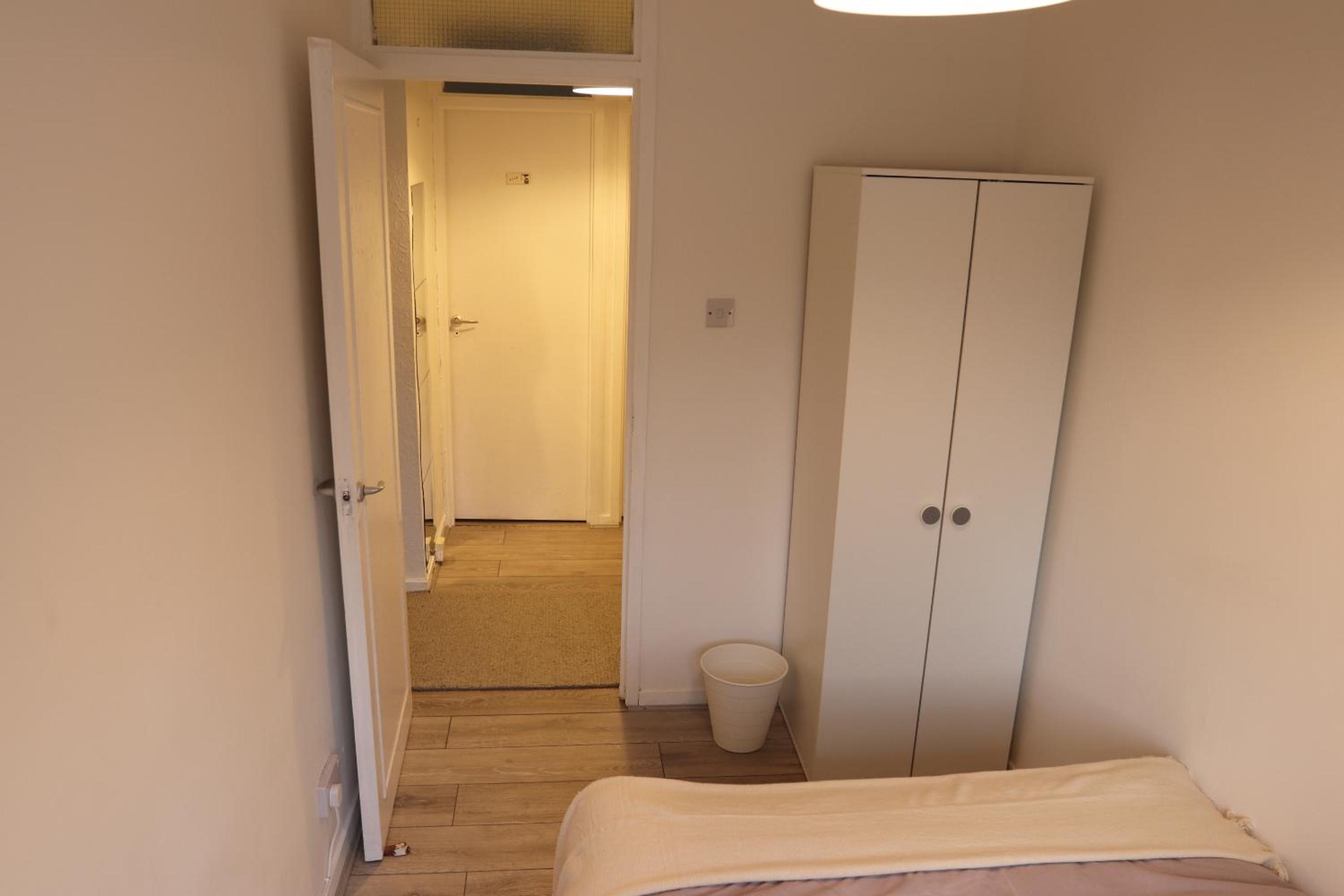 Single Room with Shared Bathroom photo 3