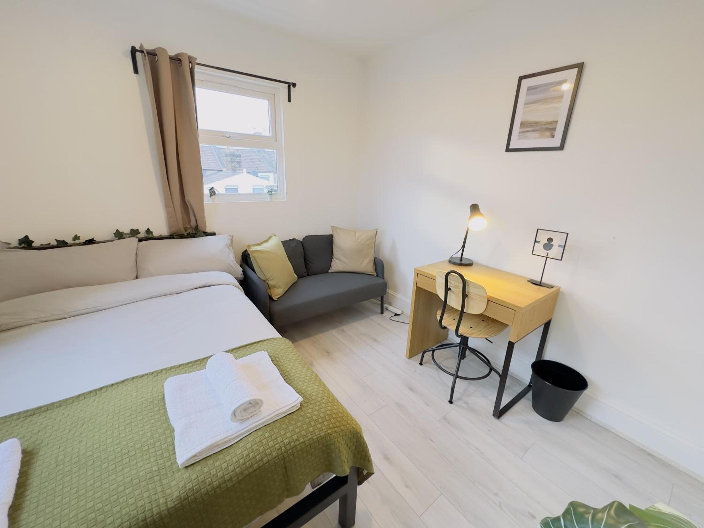 Double Room with Shared Bathroom photo 1