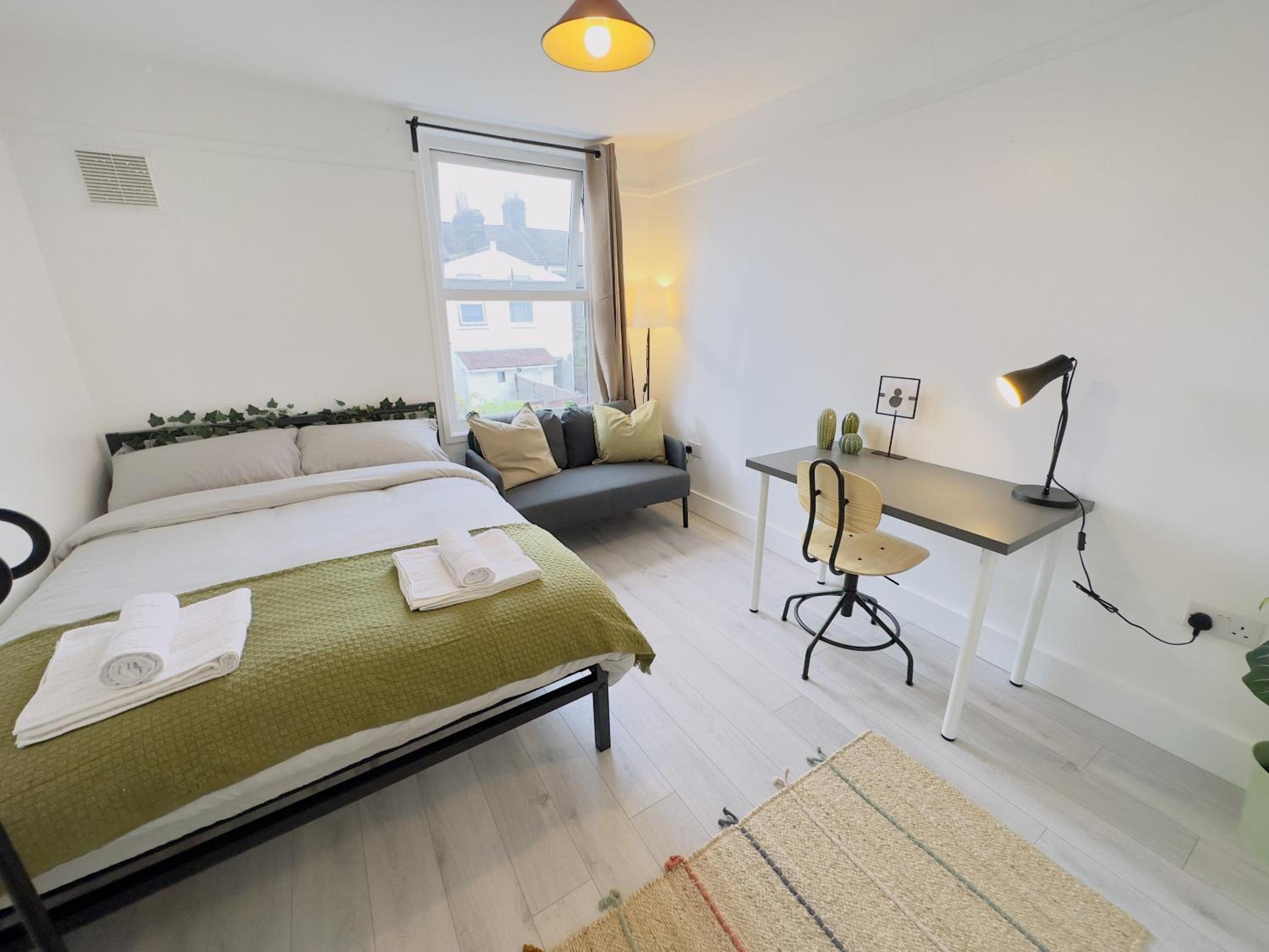 Double Room with Shared Bathroom photo 1