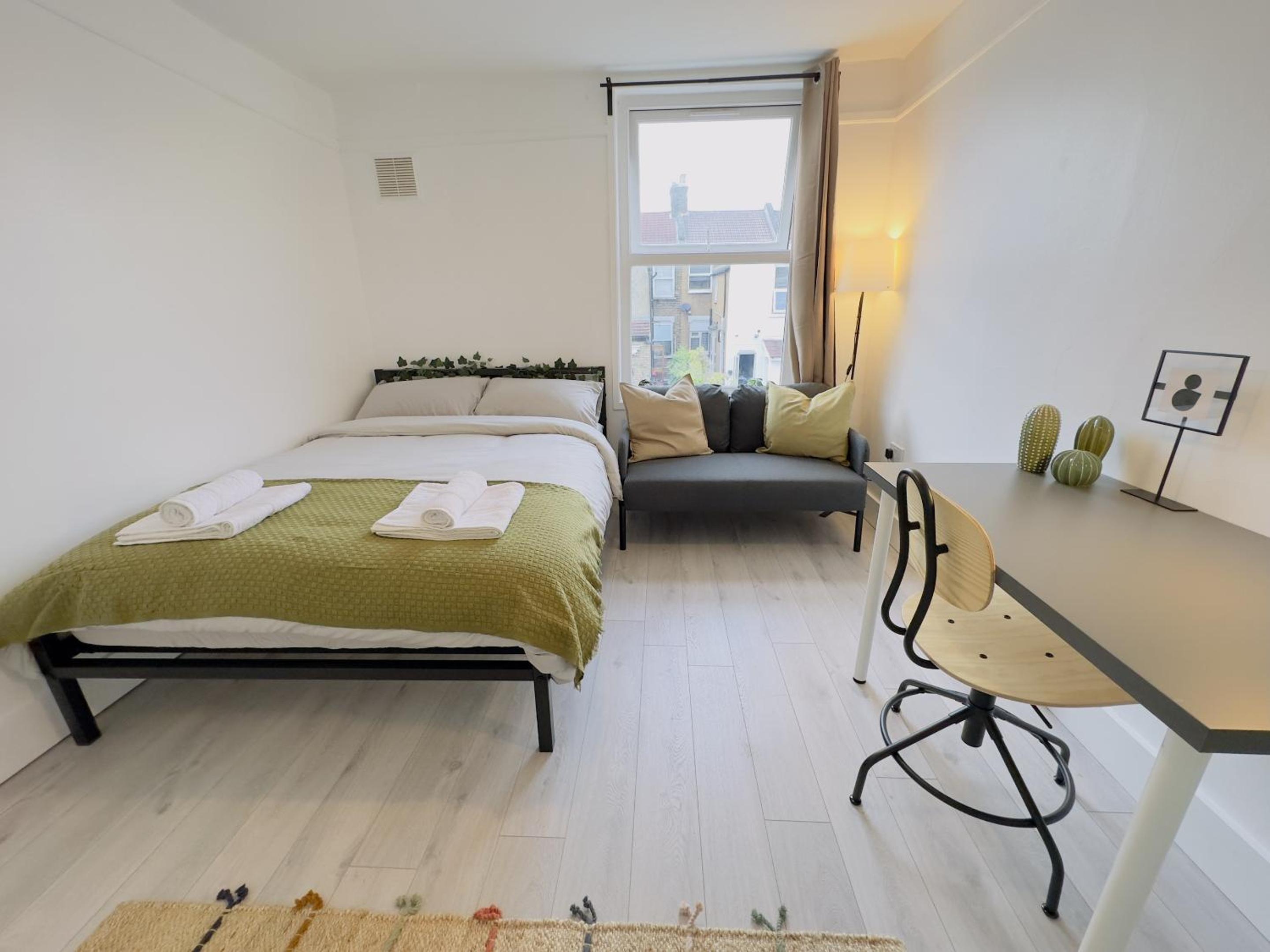 Double Room with Shared Bathroom photo 3