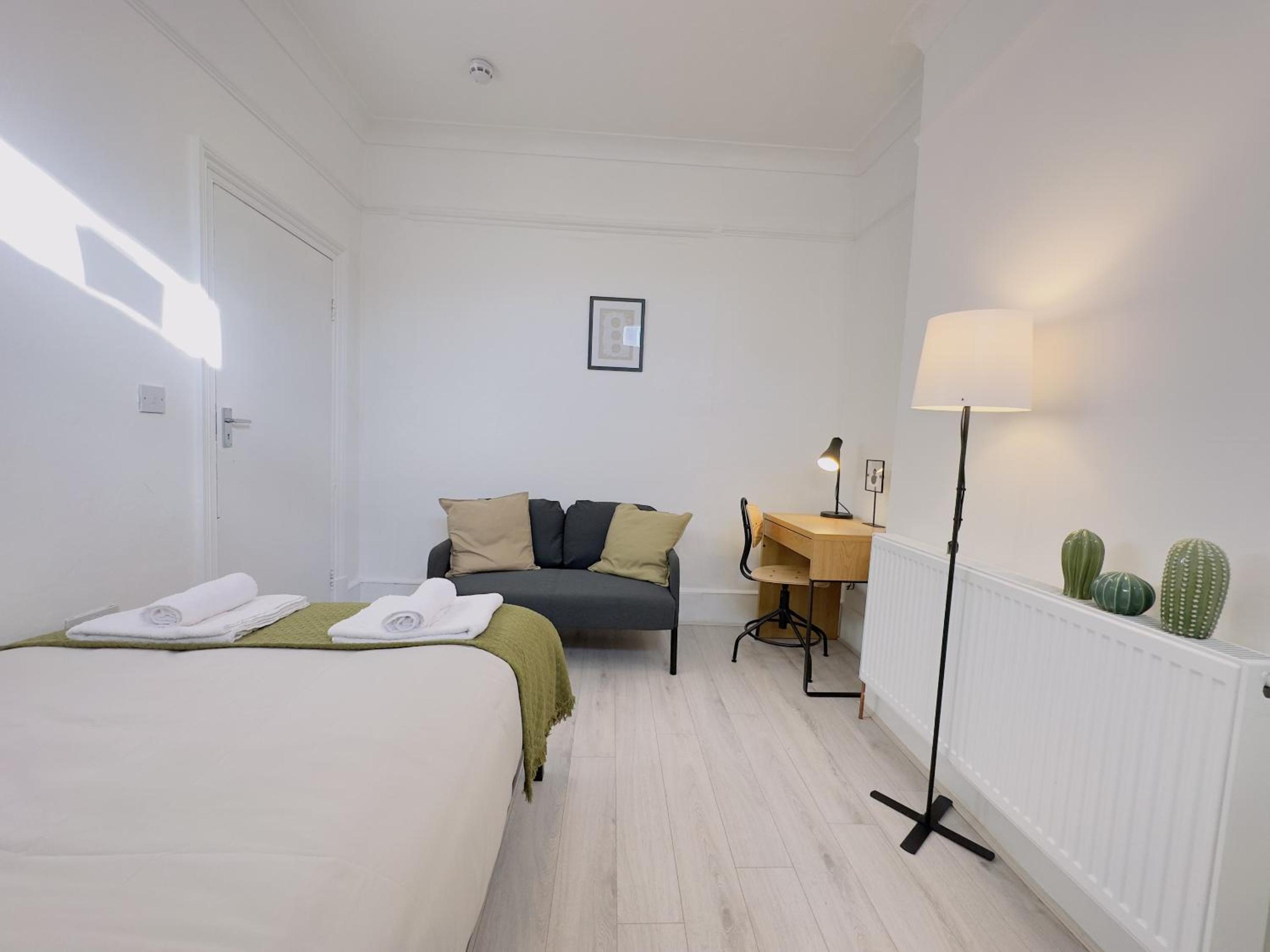 Double Room with Private Bathroom photo 2