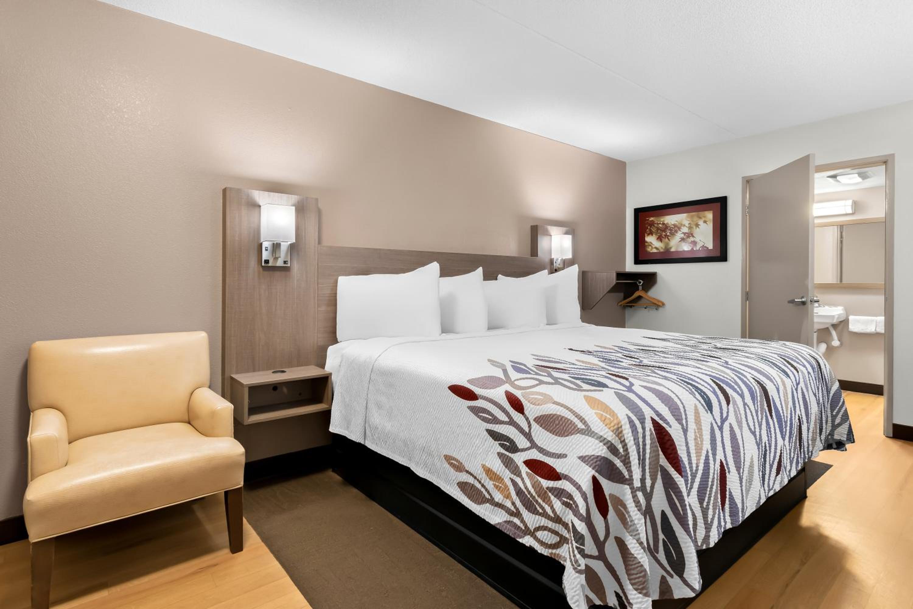 Superior King Room Disability Access Smoke Free - Photo 1