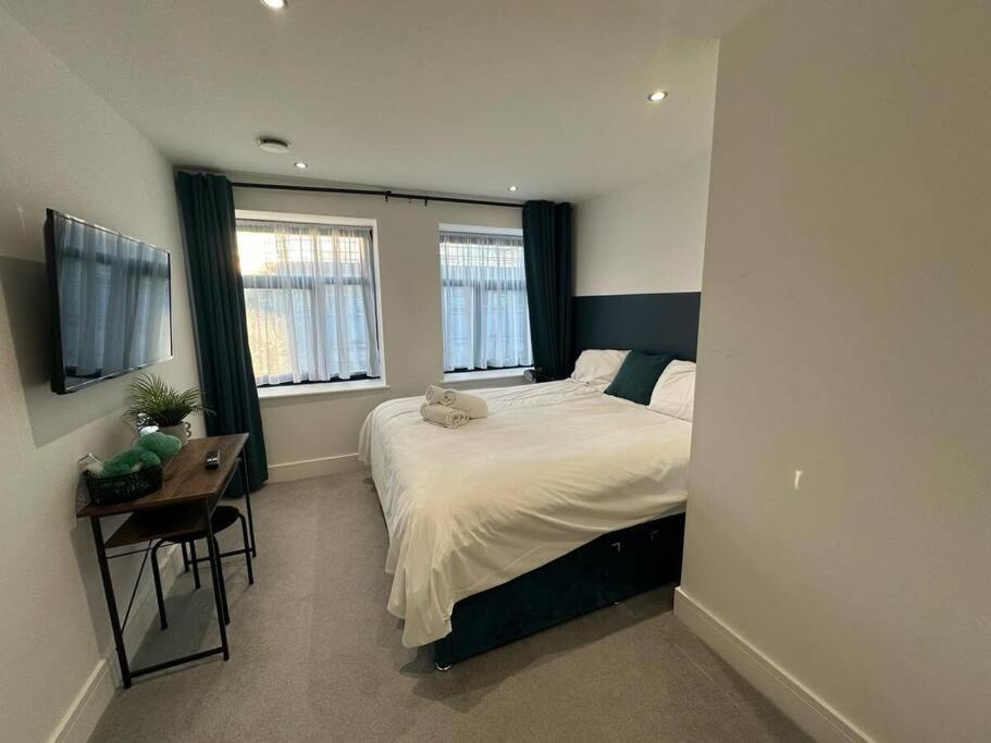 One-Bedroom Apartment photo 1
