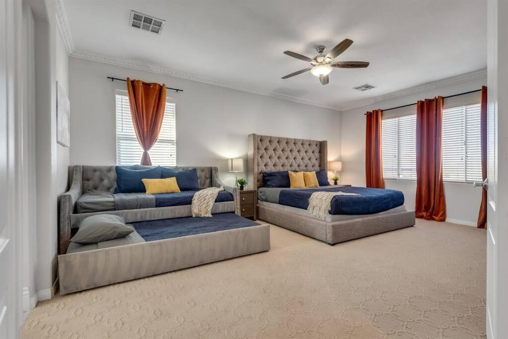Six-Bedroom House photo 1
