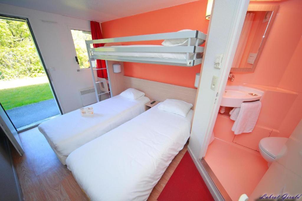 Triple Room (2 single bed + 1 Bunk Bed)     photo 3