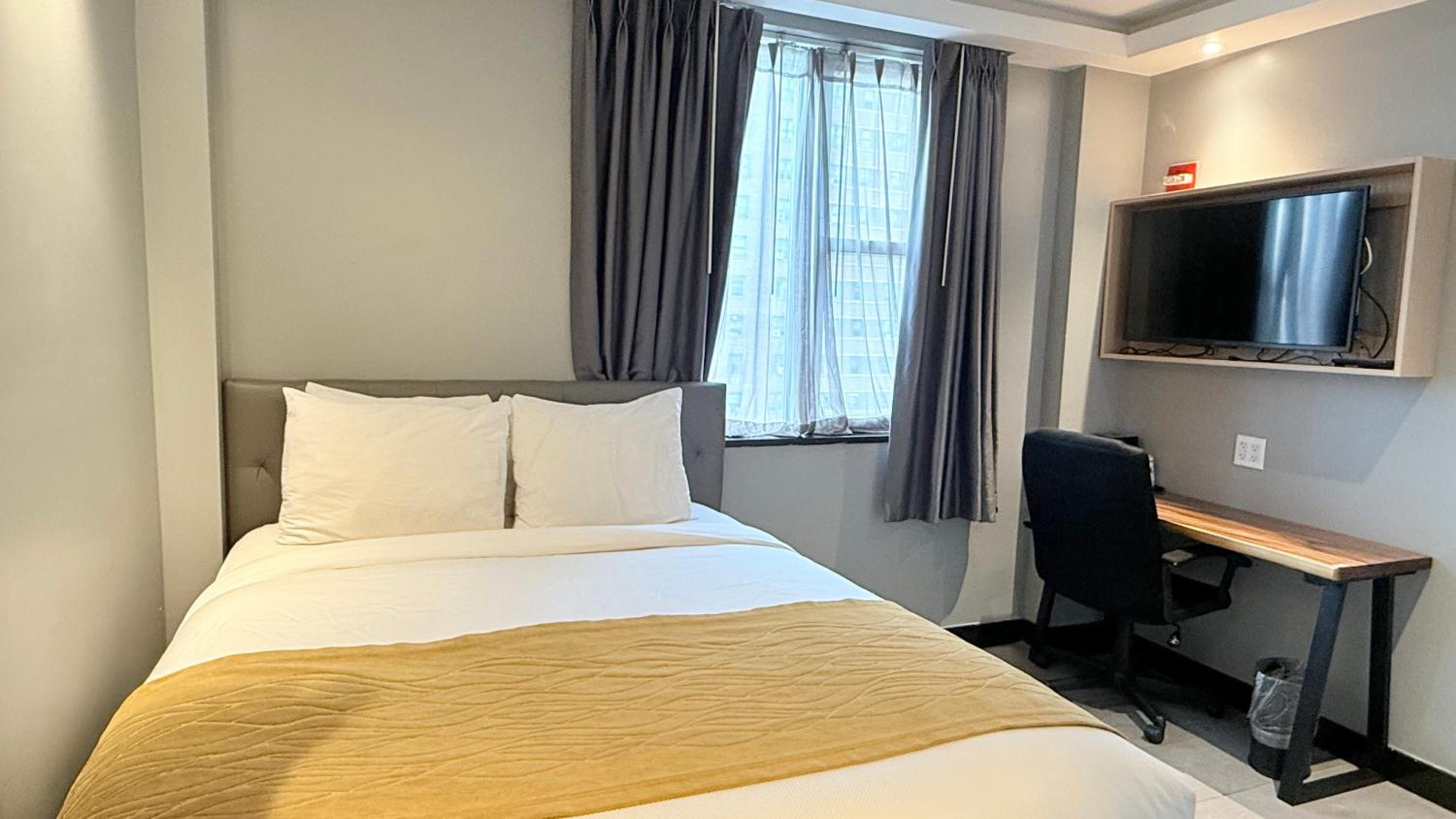 Standard Queen Room photo 2