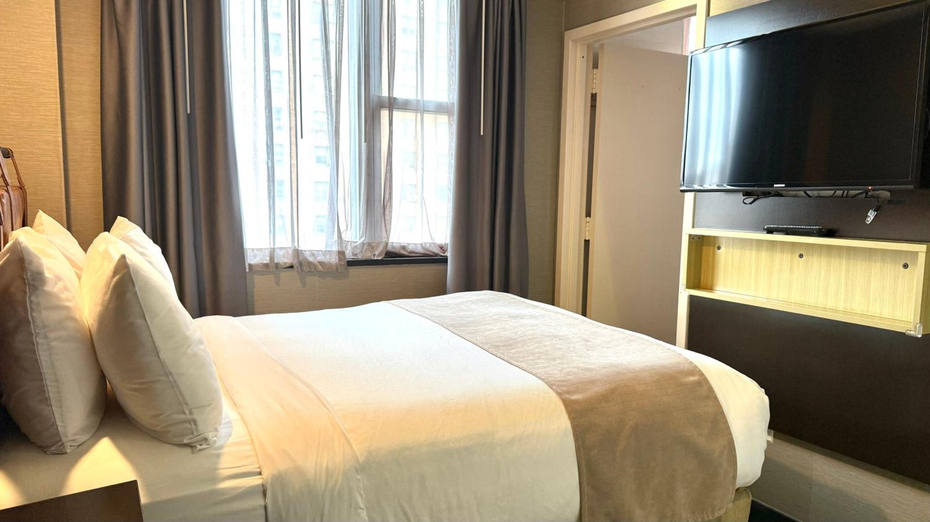 Standard Queen Room photo 2