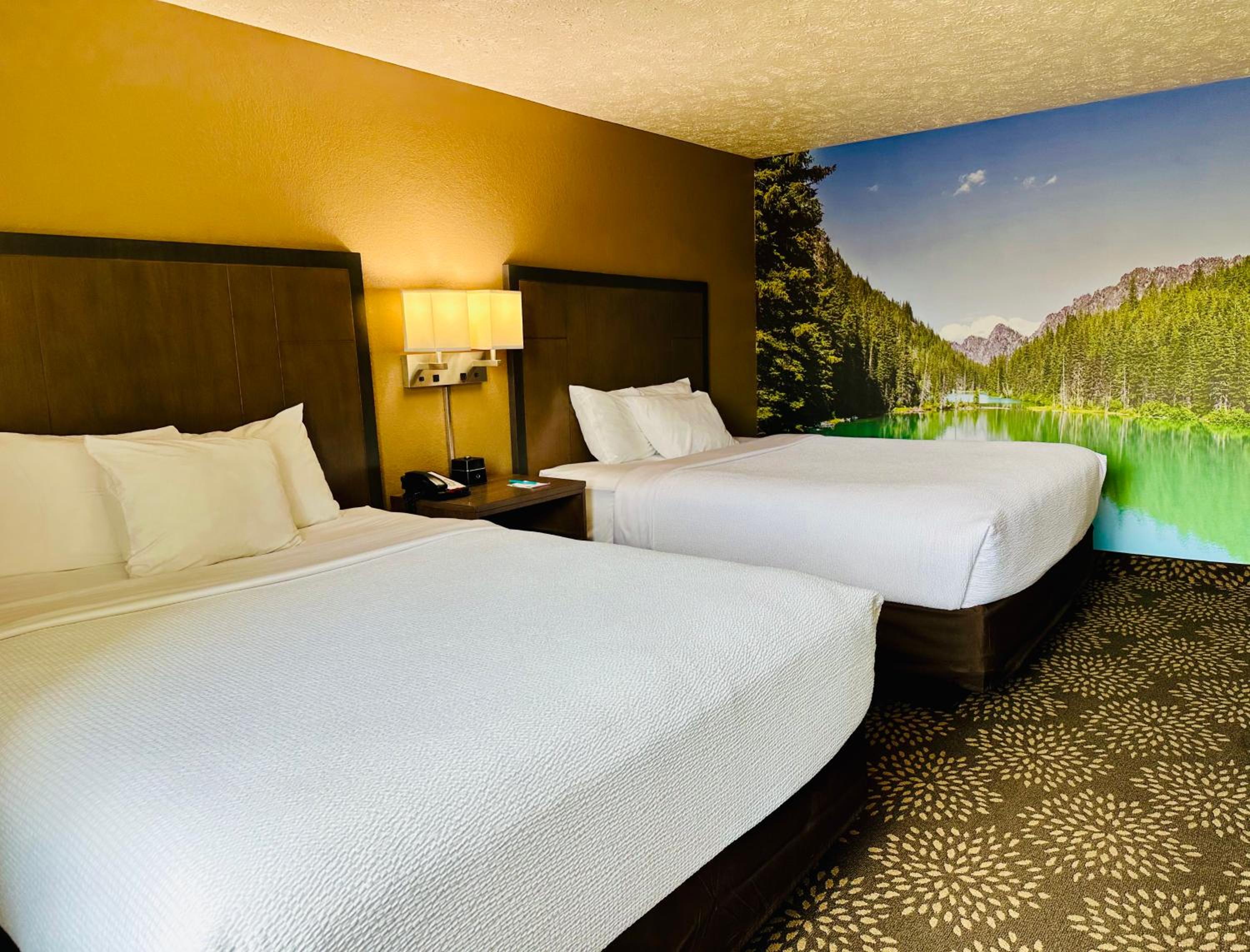 Quadruple Room with Two Queen Beds - Non Smoking - Photo 9