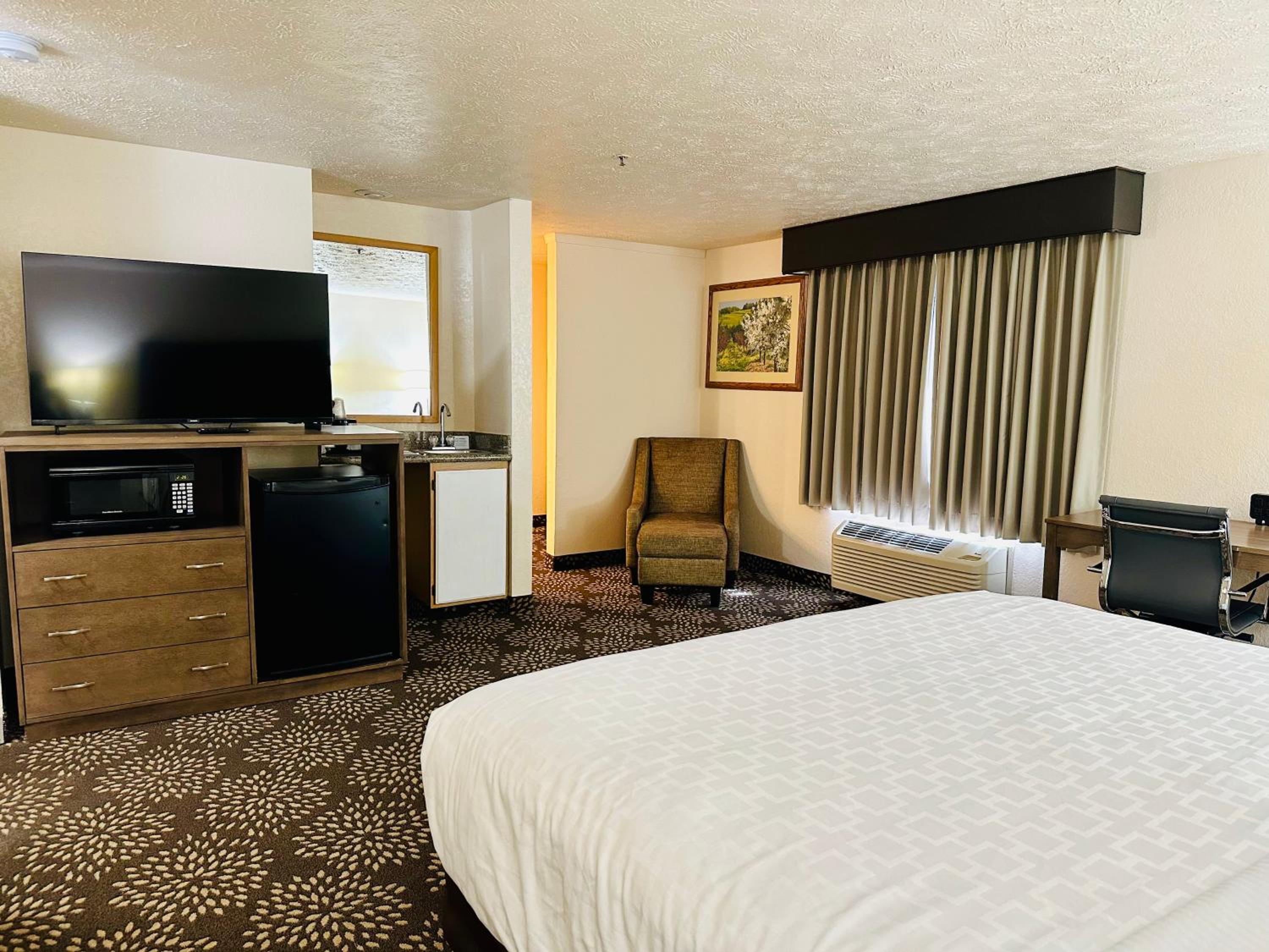King Suite with Sofa Bed - Non Smoking - Photo 8