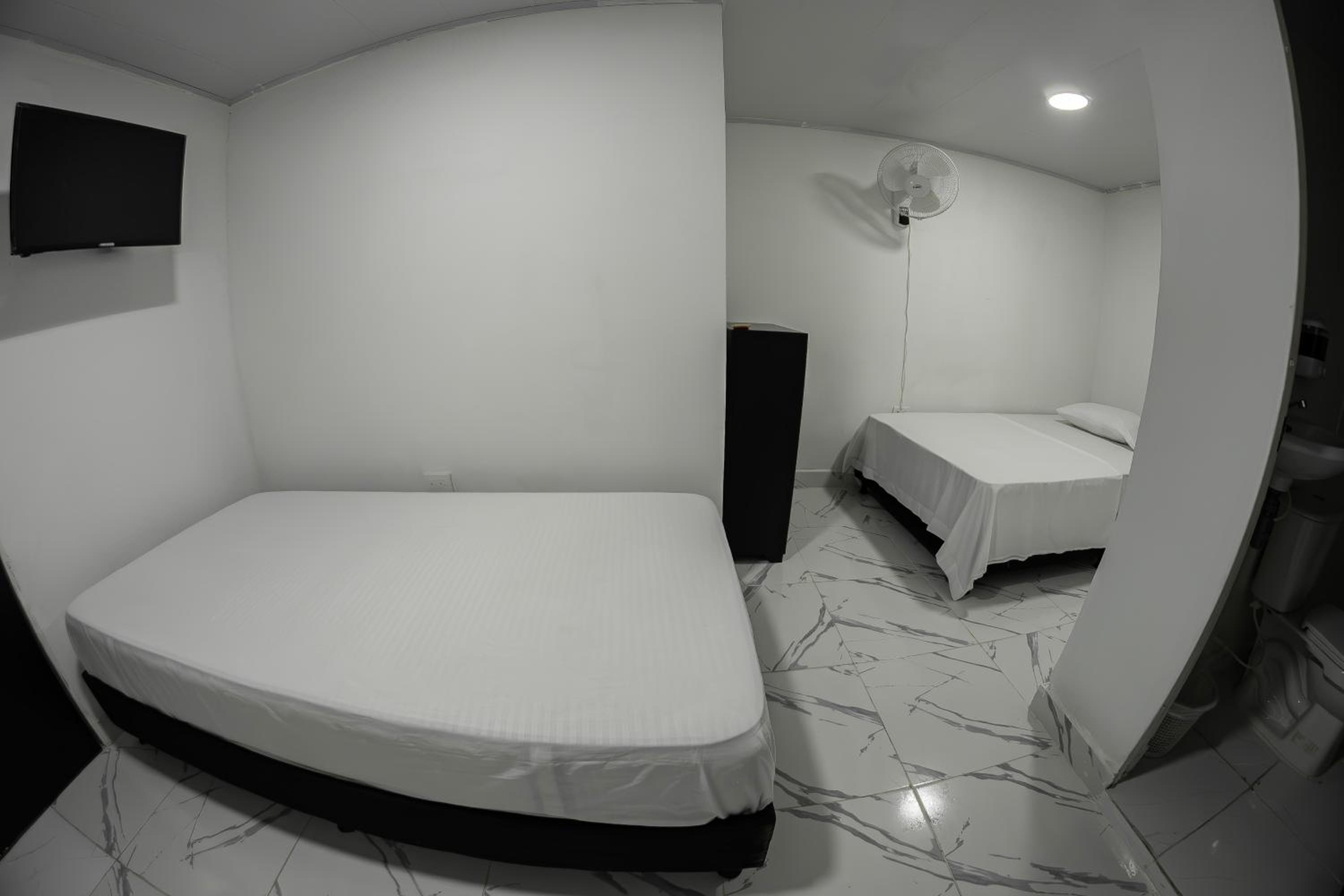 Economy Twin Room photo 2