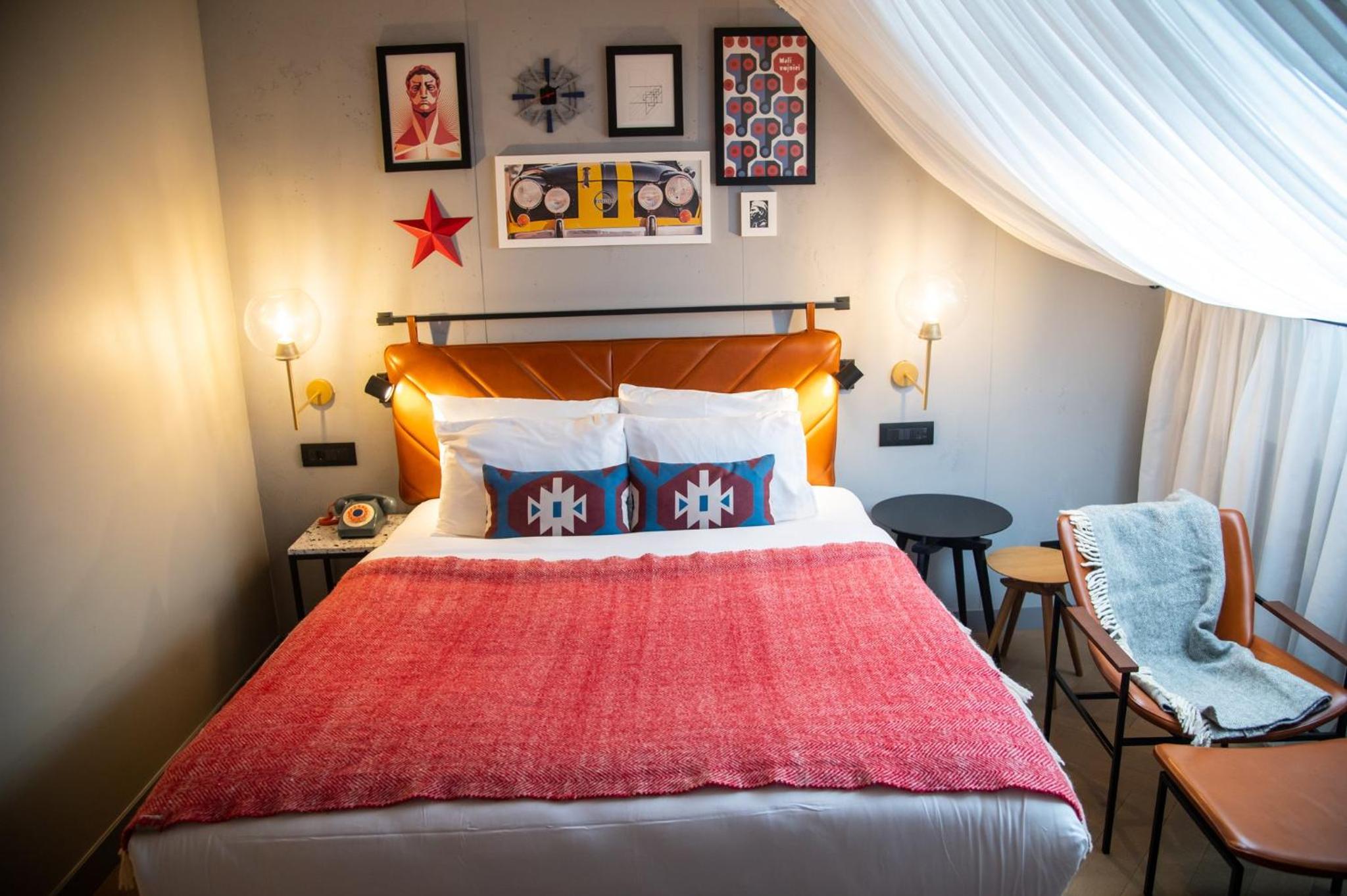 Double Standard Cozy Attic Room - Photo 8