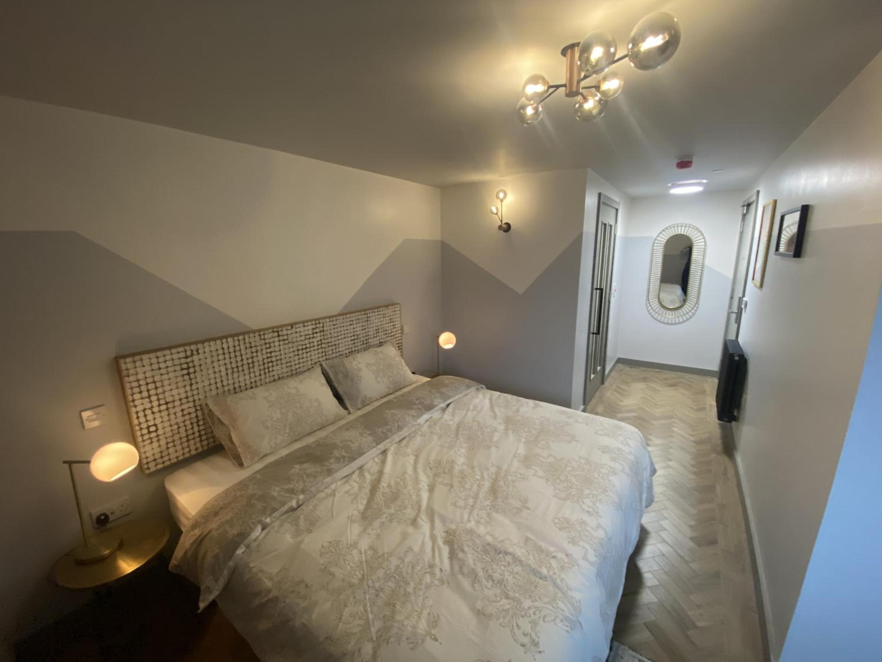 Deluxe King Room - Photo 4