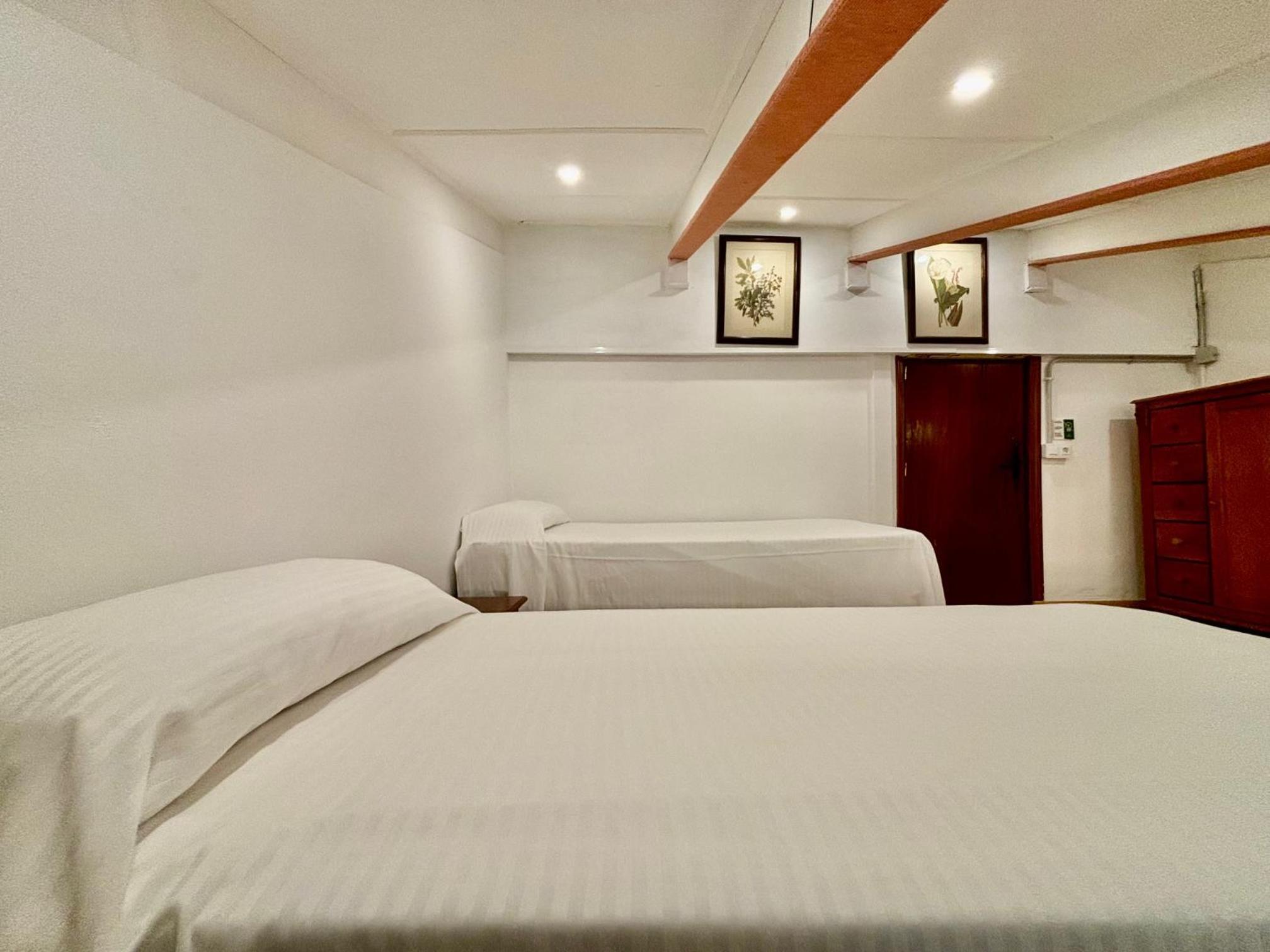 Economy Quadruple Room photo 3