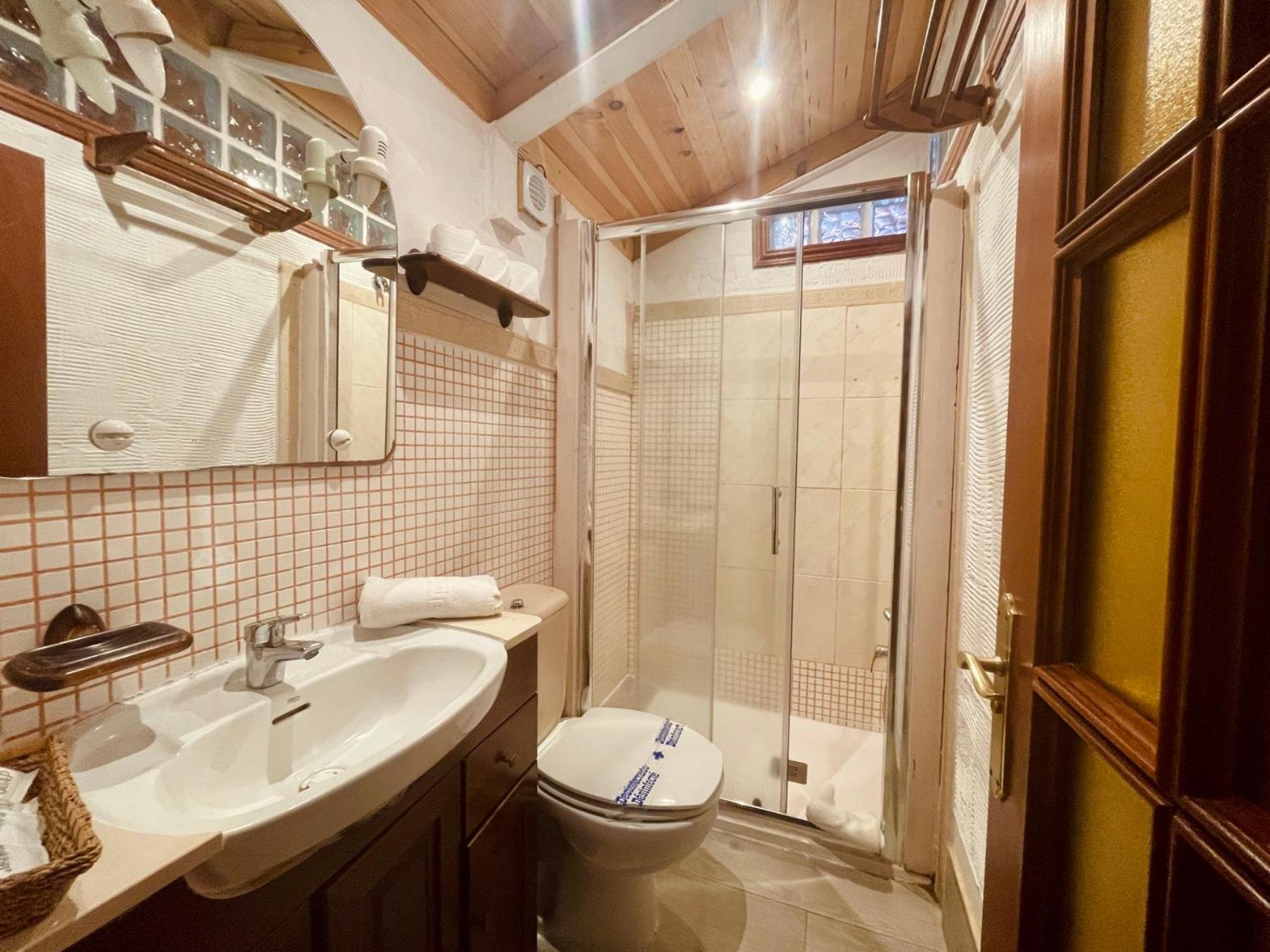 Budget Double Room photo 2