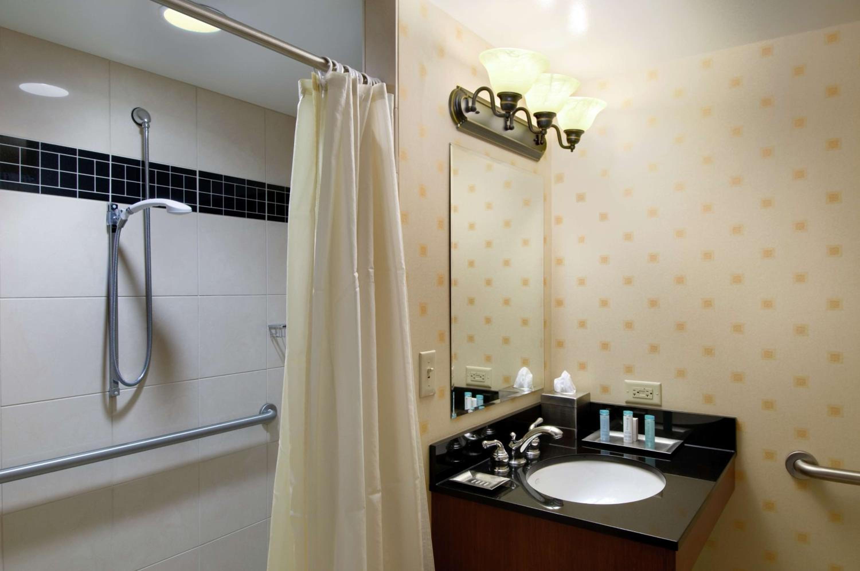 Junior King Suite with Bath Tub - Disability Access