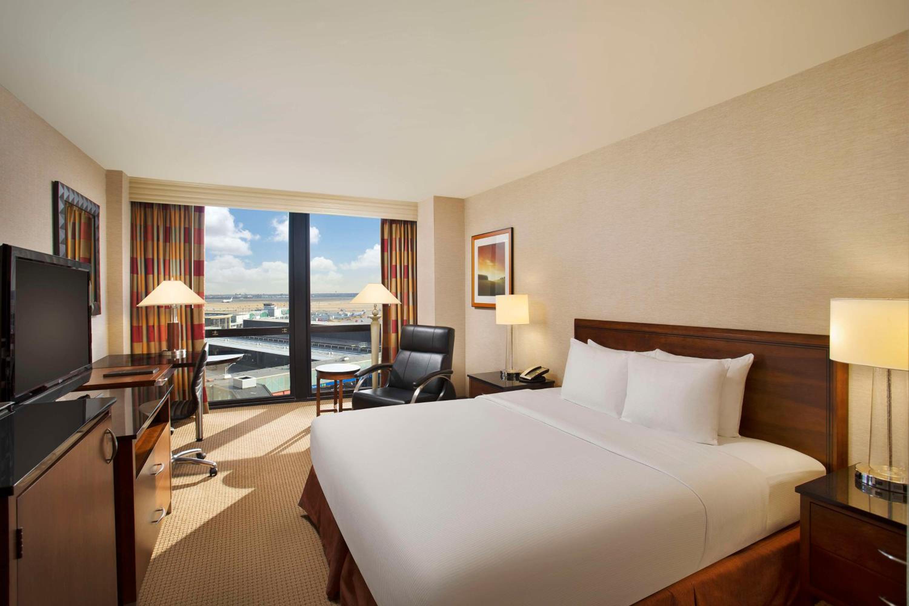 King Room with Bath Tub and Runway View - Disability Access