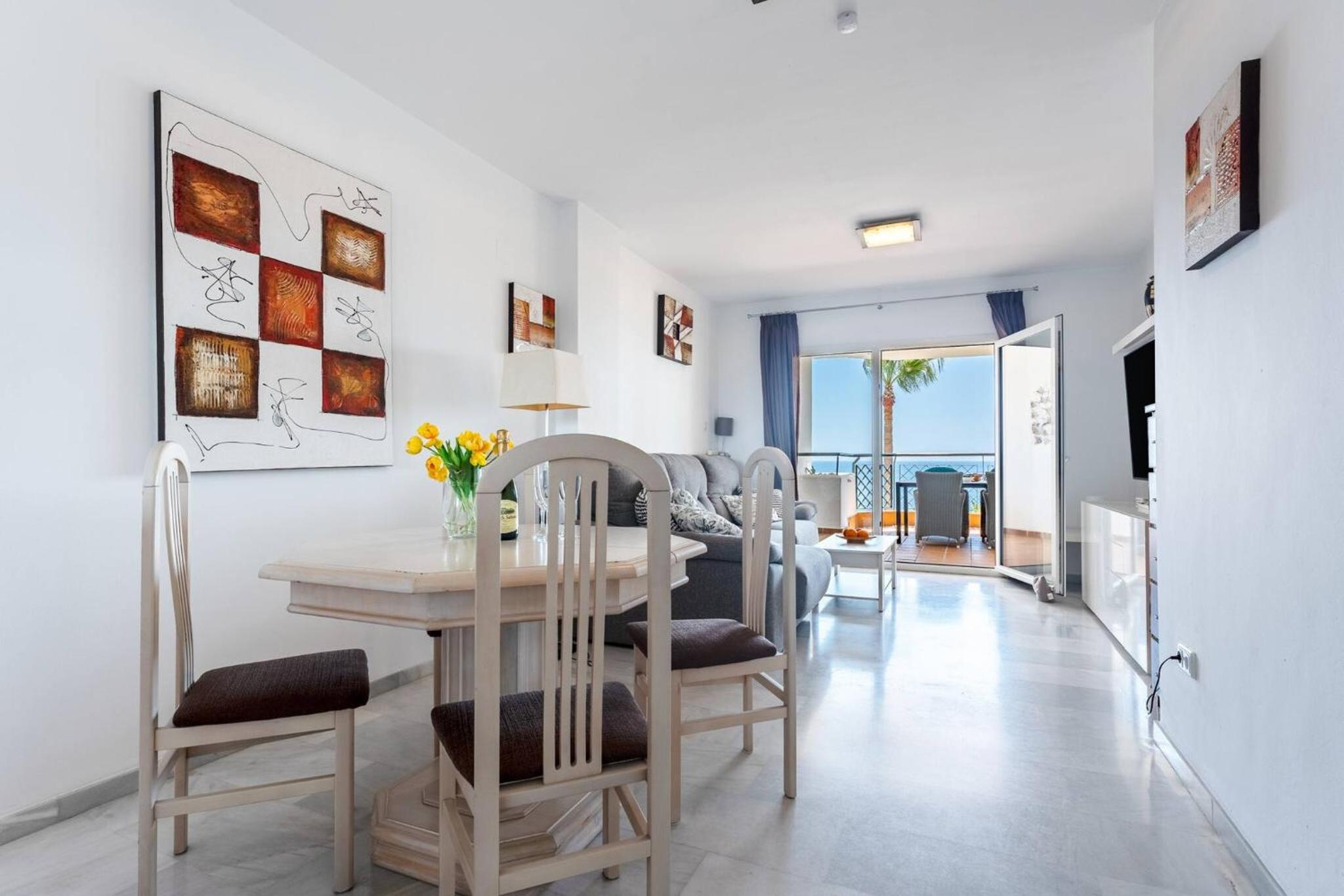 Apartamento de dos habitaciones con balcón y vista al mar