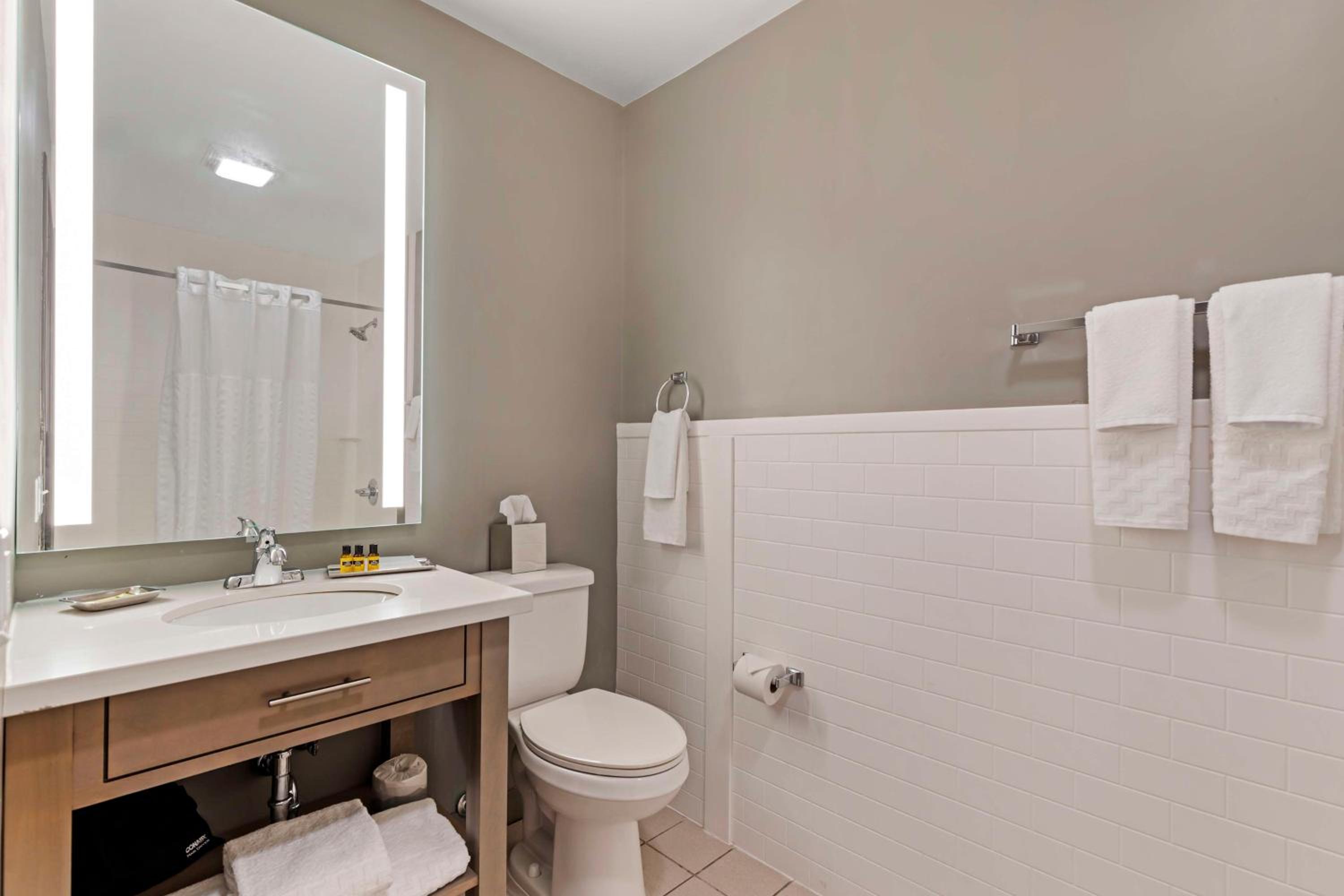 Queen Room with mobility Accessible Tub - Photo 8
