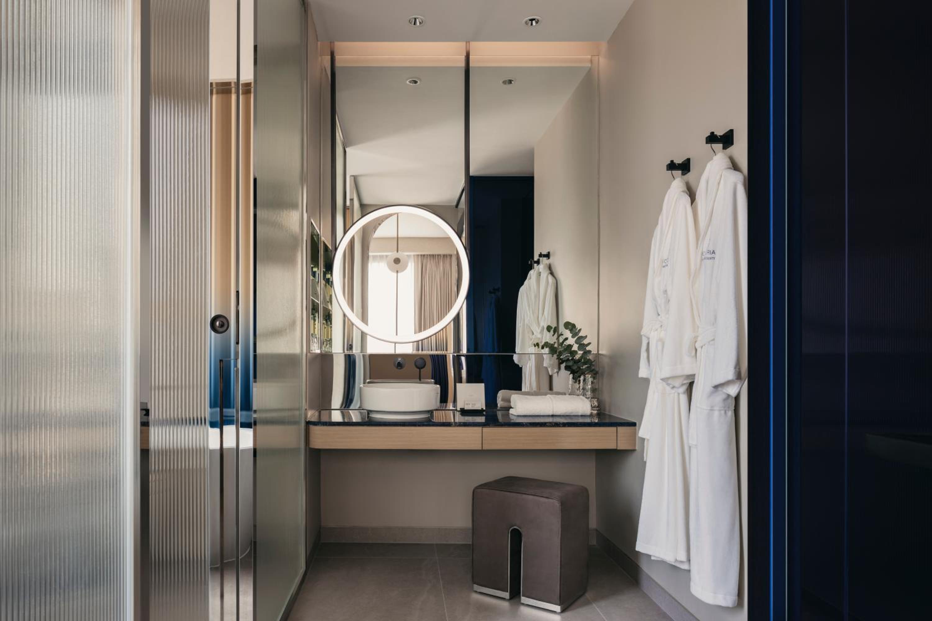Suite King with Club Benefits, High Floor photo 3