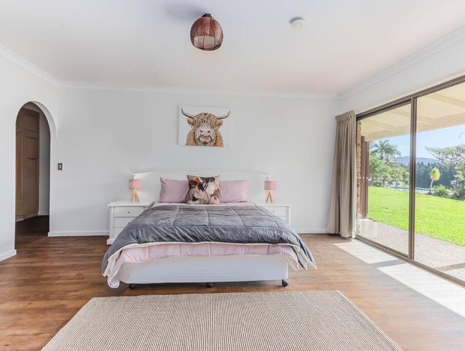 Five-Bedroom House photo 1