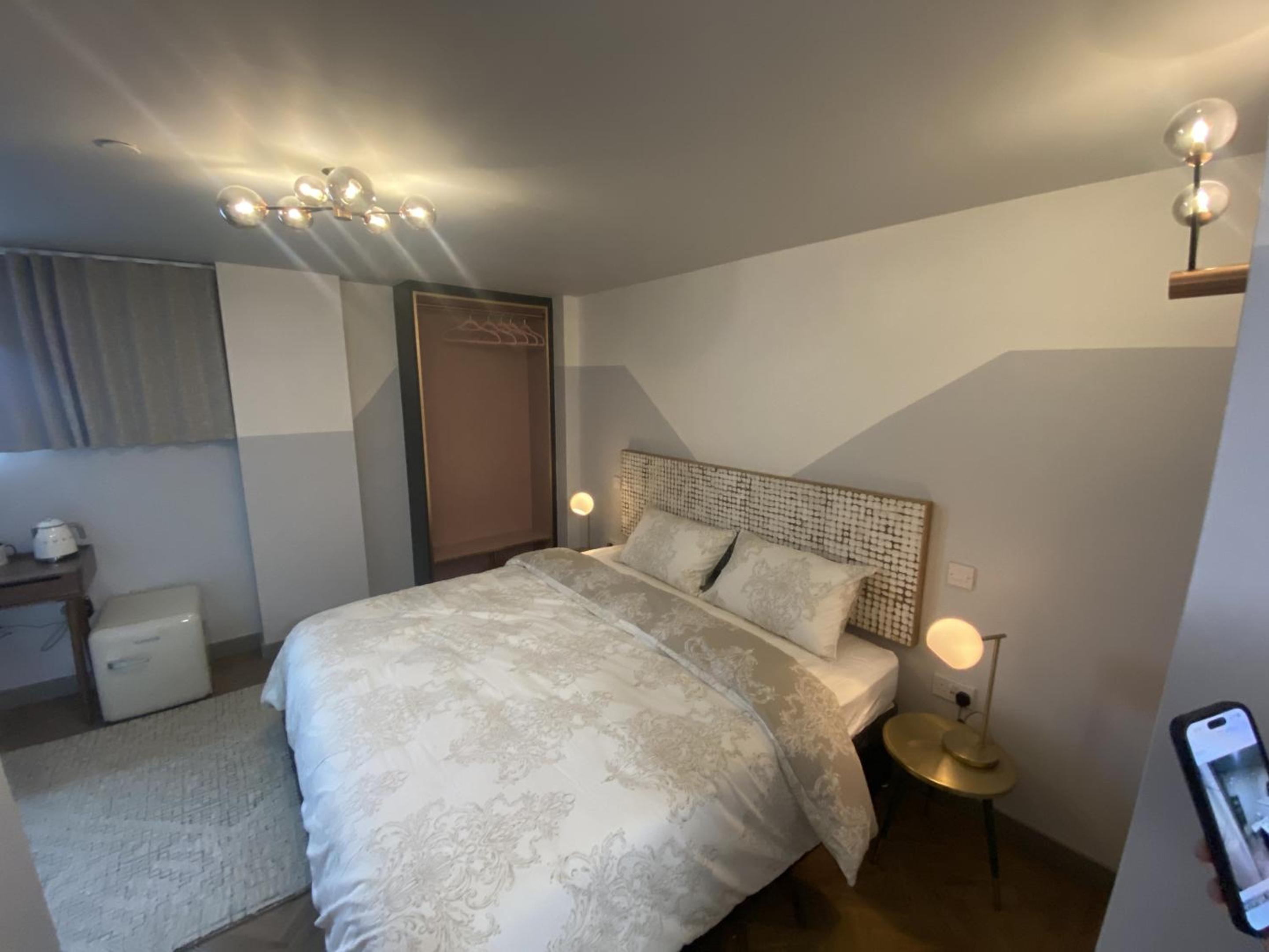 Superior King Room - Photo 7