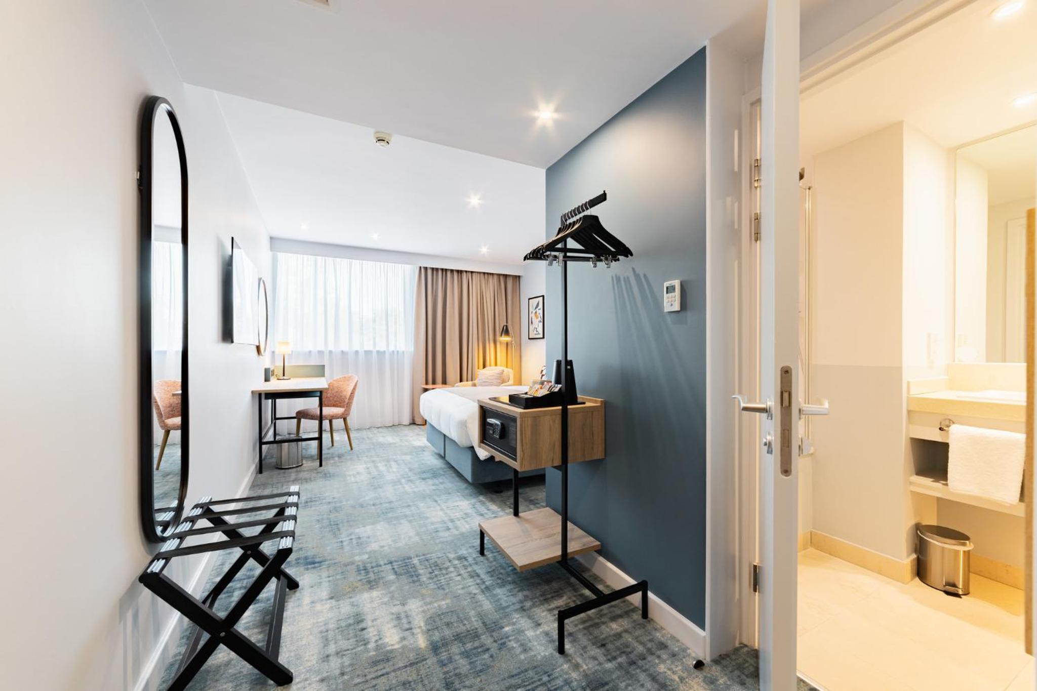 Premium King Room - Photo 3